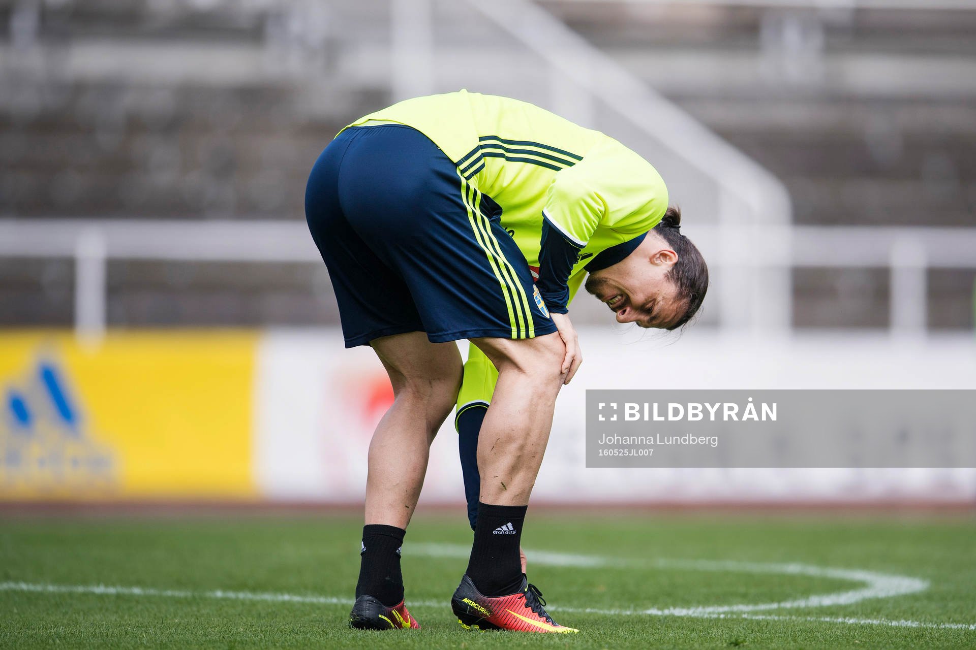 Zlatan Ibrahimovic tar sig om foten