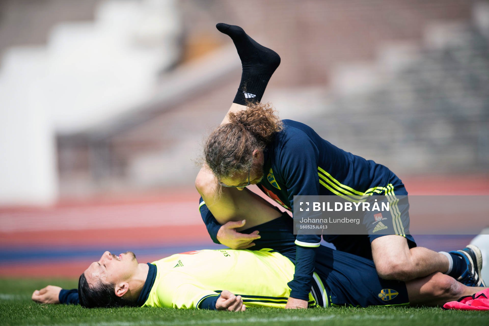 Zlatan Ibrahimovic får behandling av sjukgymnast Richard