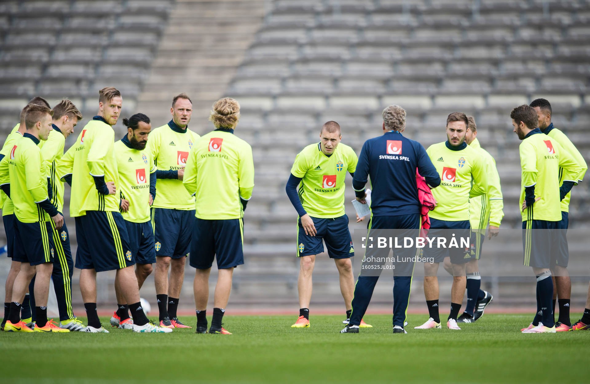 Förbundskapten Erik Hamrén samlar laget under en träning med Sveriges fotbollslandslags den 25 maj 2016 i Stockholm. 