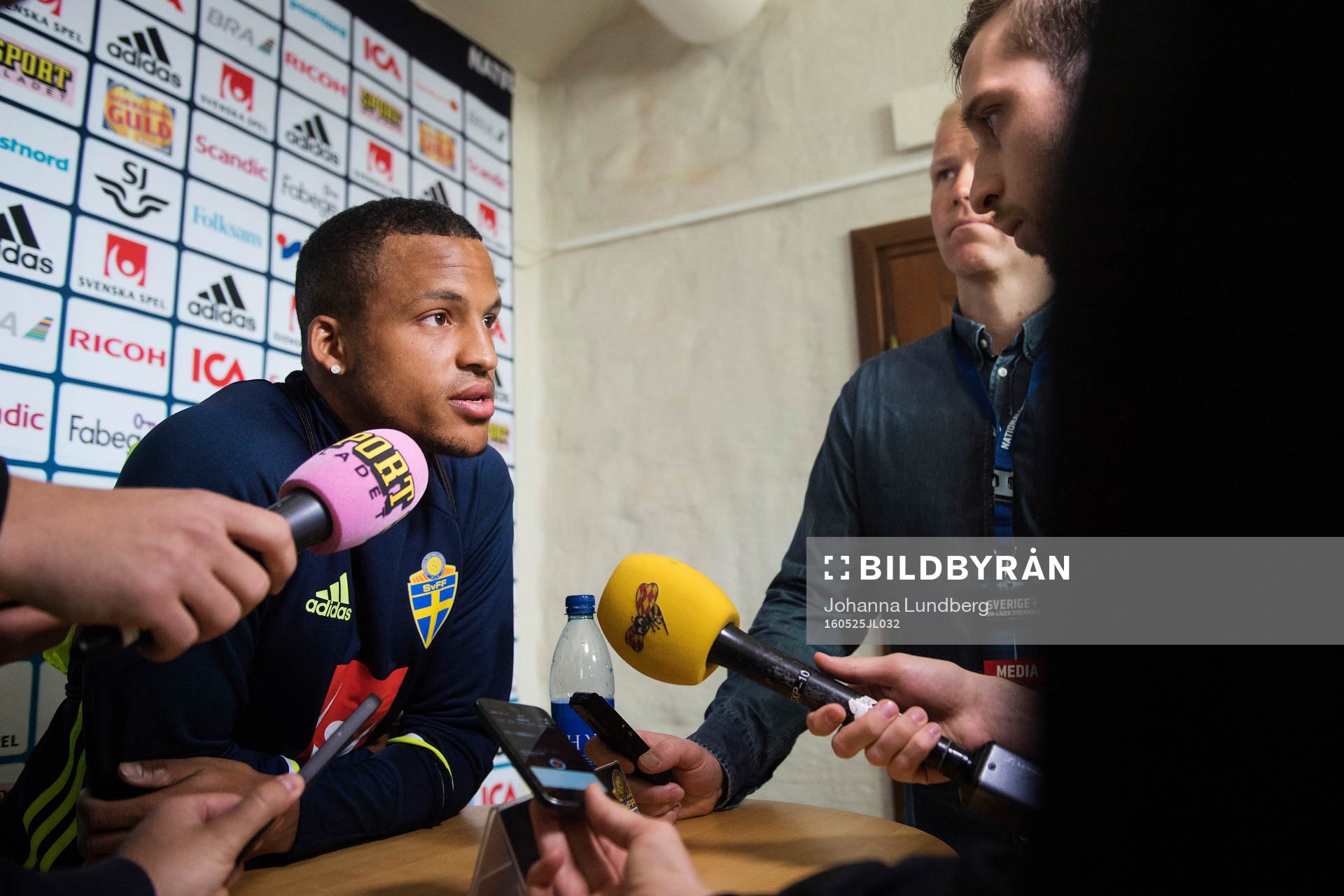 Martin Olsson  i mixed zone