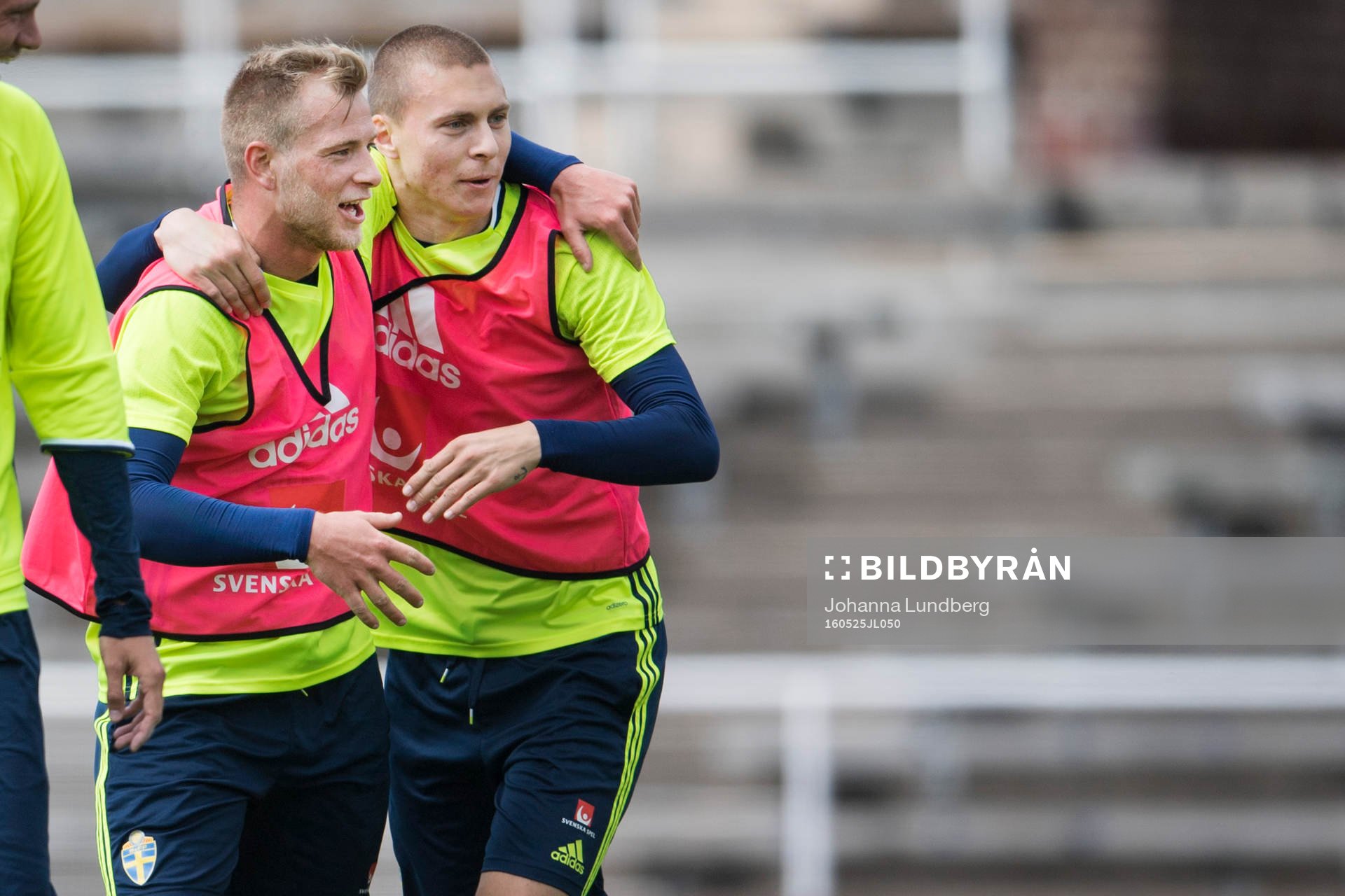 John Guidetti och Victor Nilsson Lindelöf kramar om