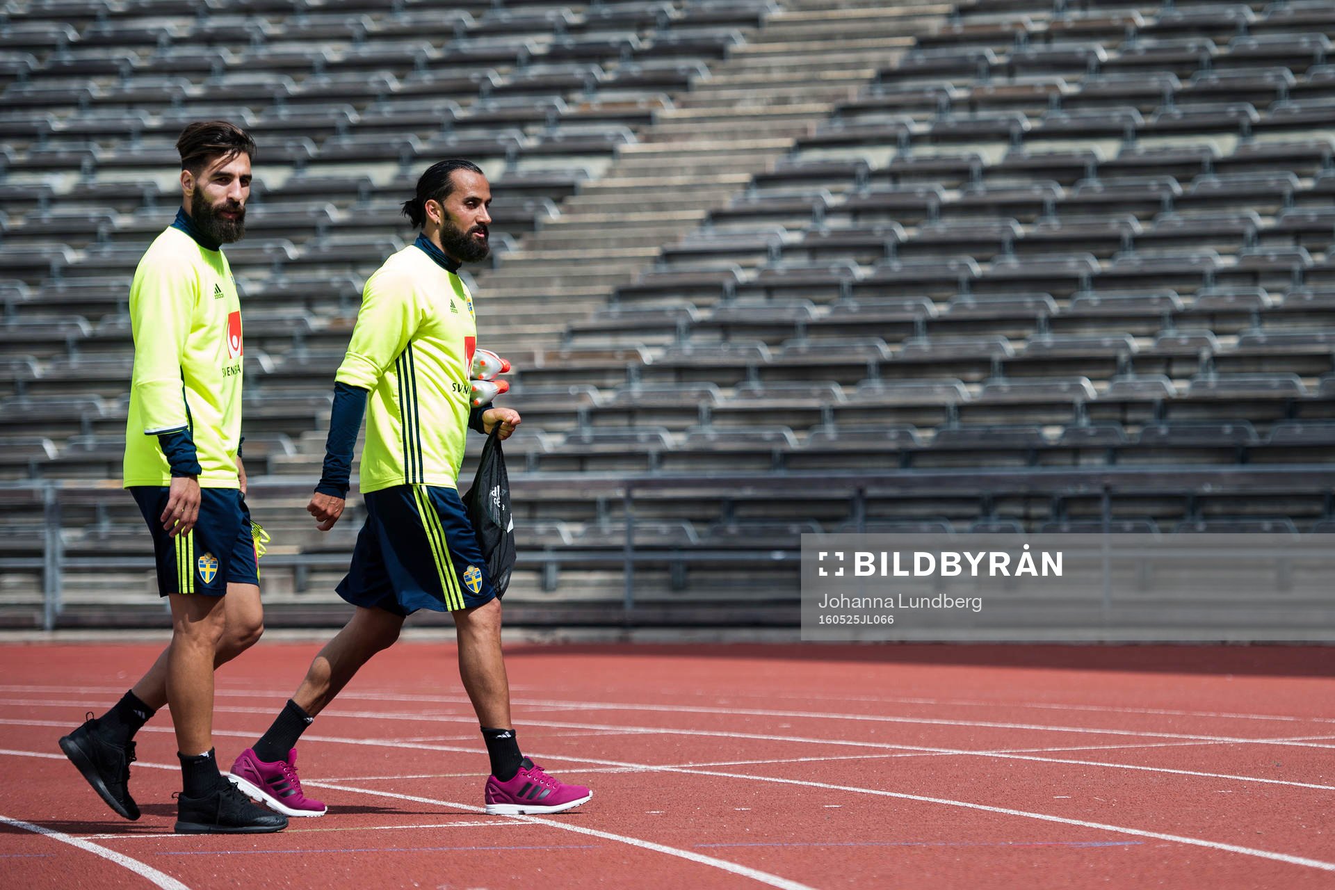 Jimmy Durmaz och Erkan Zenging lämnar en träning med Sveriges fotbollslandslags den 25 maj 2016 i Stockholm. 