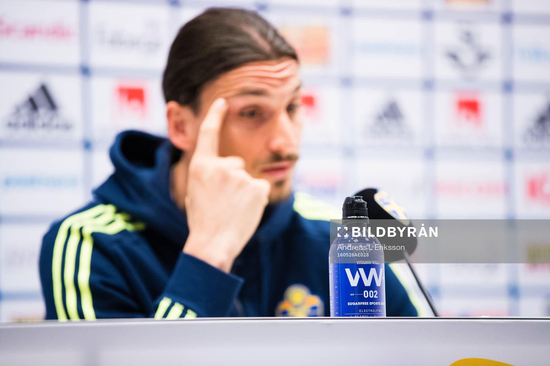 En flaska Vitamin Well är placerad framför Zlatan