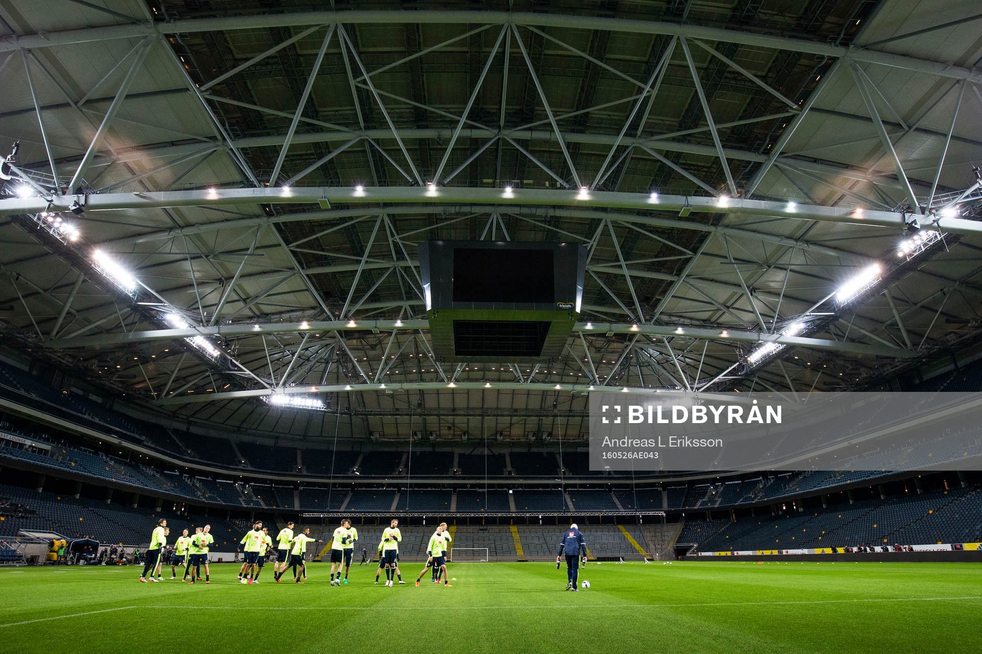 Spelarna värmer upp på Friends Arena