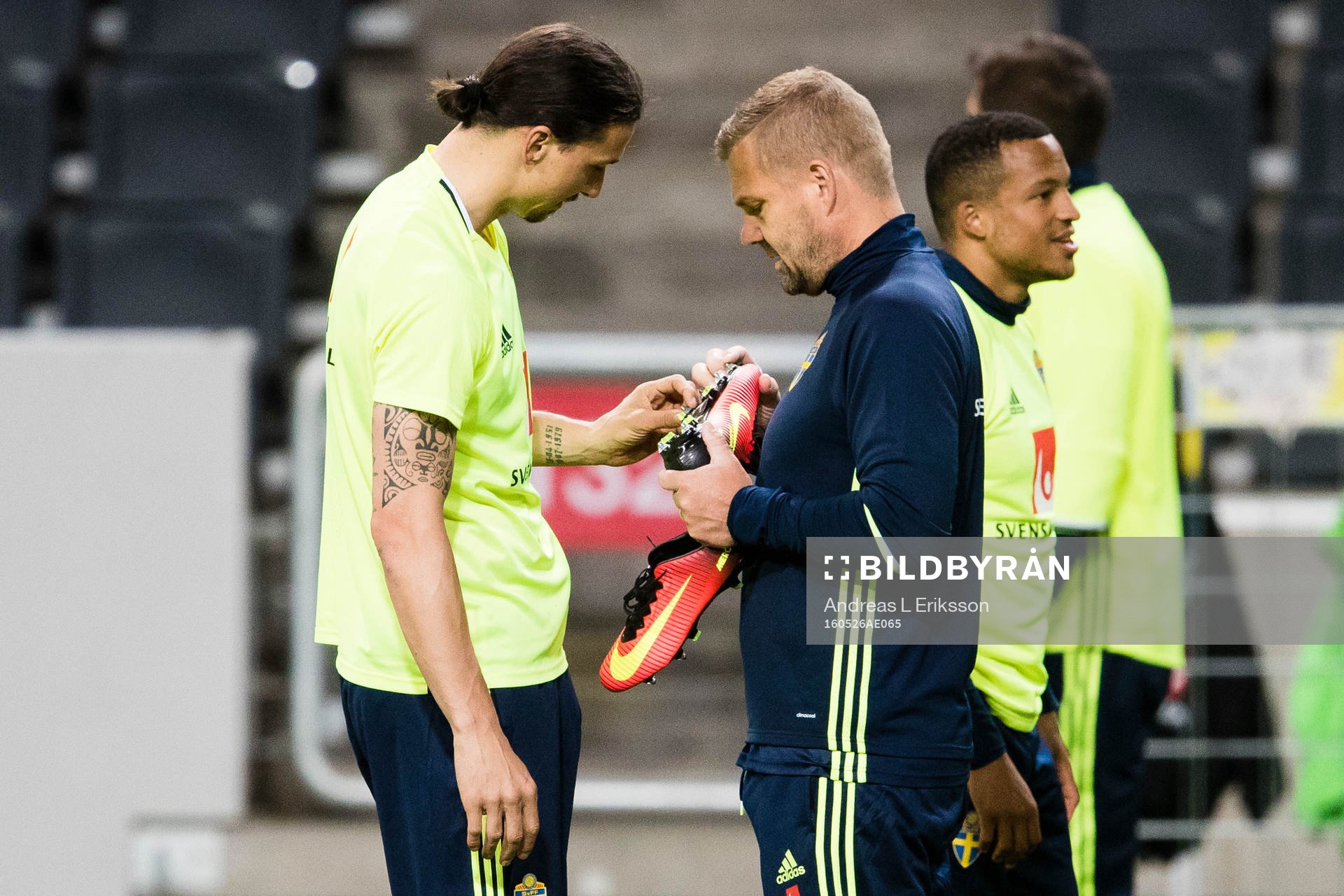 Zlatan Ibrahimovic diskuterar dobbar med Roger Jacobsson