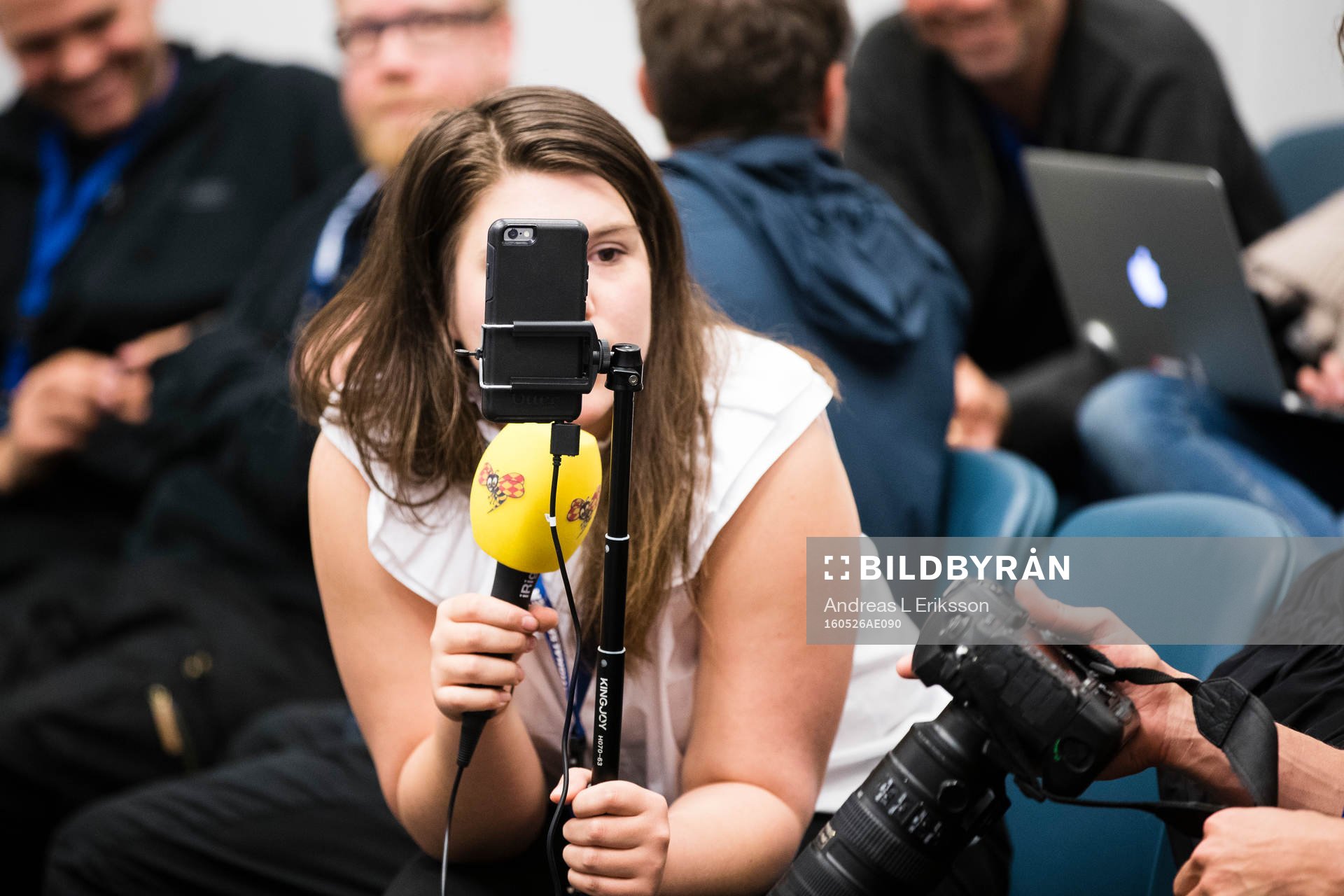En journalist sänder live via en smartphone