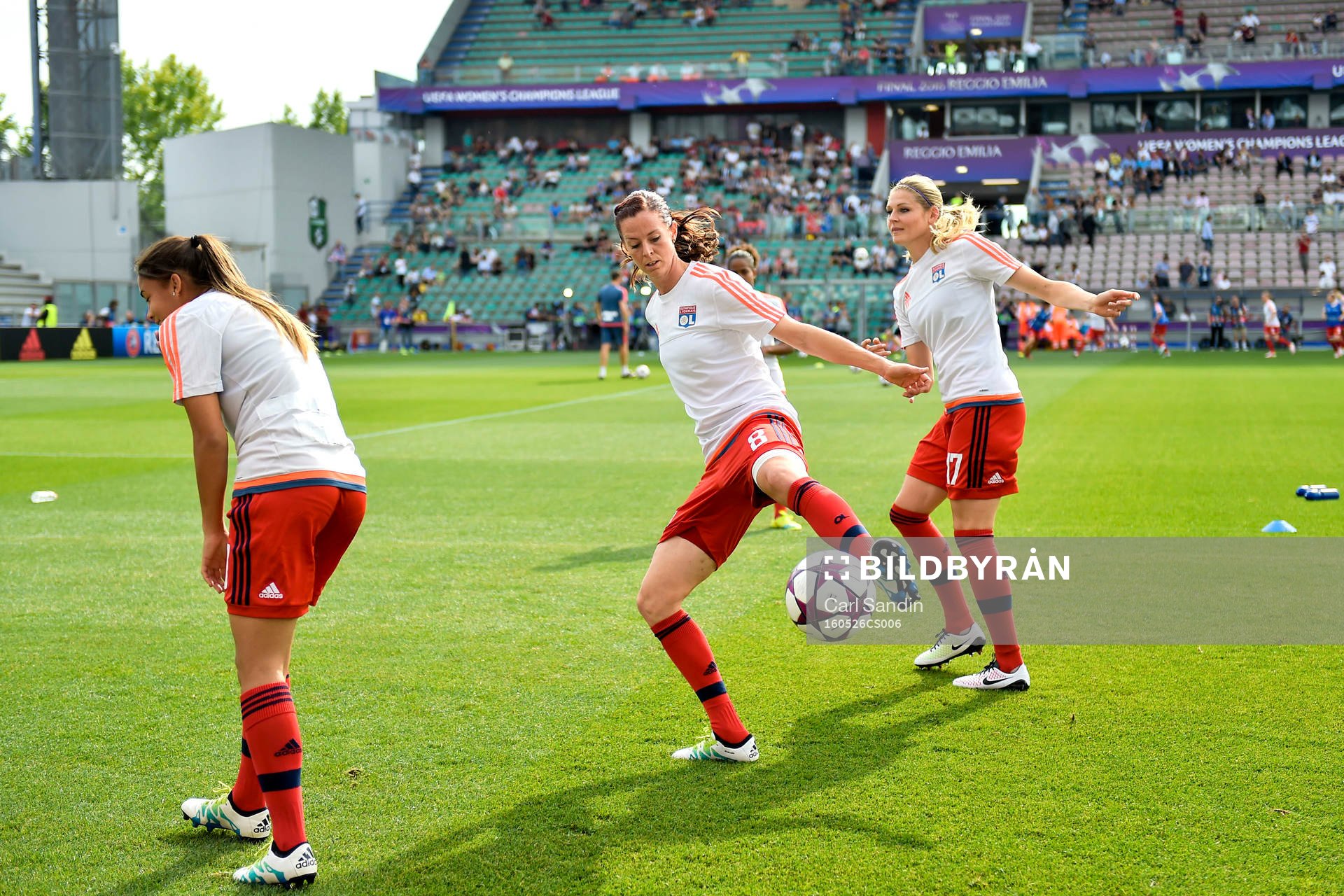 Lyons Lotta Schelin värmer upp