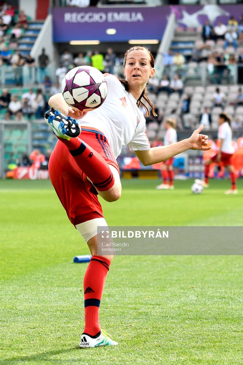 Lyons Lotta Schelin värmer upp