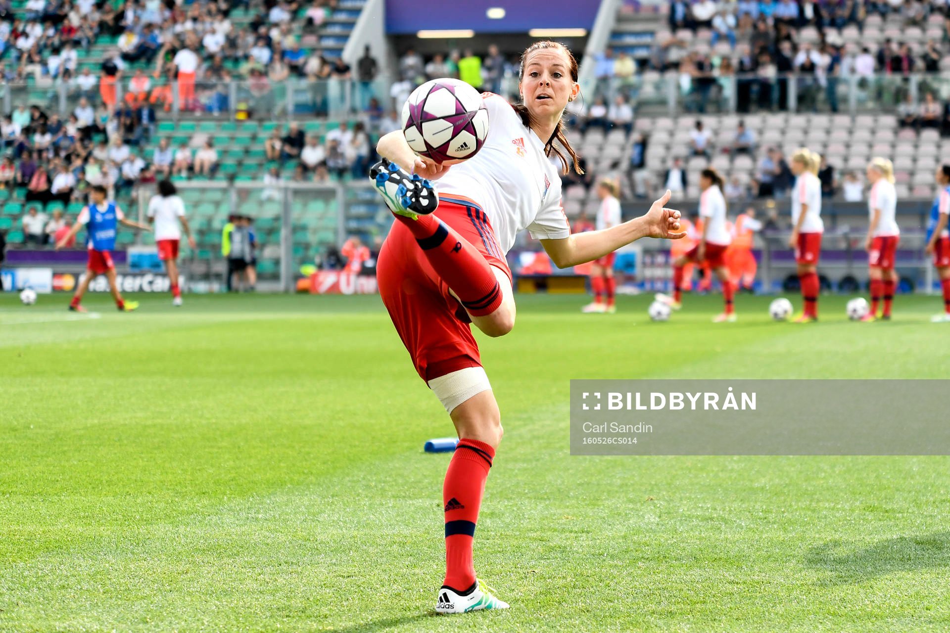 Lyons Lotta Schelin värmer upp