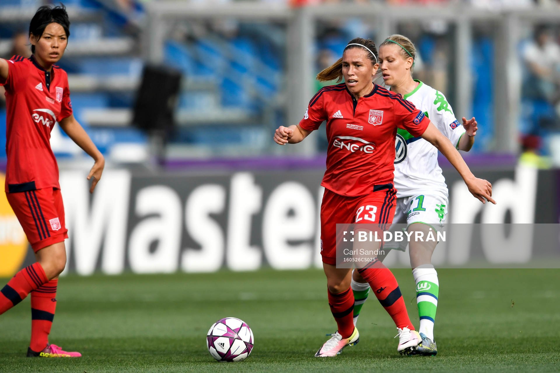 Lyons Camille Abily och Wolfsburgs Lara Dickenmann under finalen i Champions League mellan Wolfsburg och Lyon den 26 maj 2016 i Reggio Emilia.