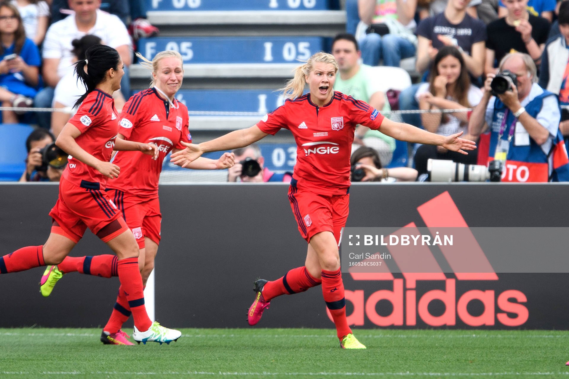 Lyons Ada Hegerberg jublar