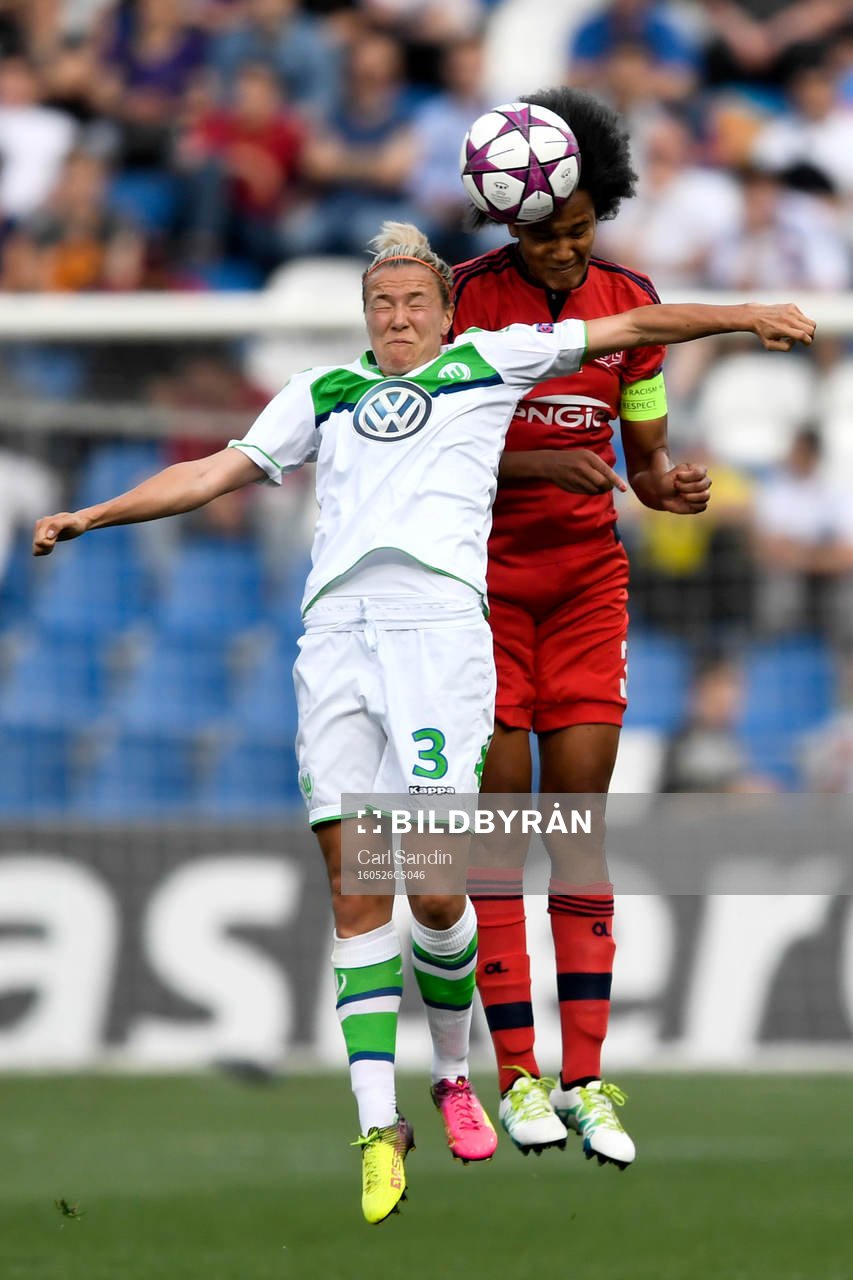 Wolfsburgs Zsanett Jakabfi och Lyons Wendie Renard