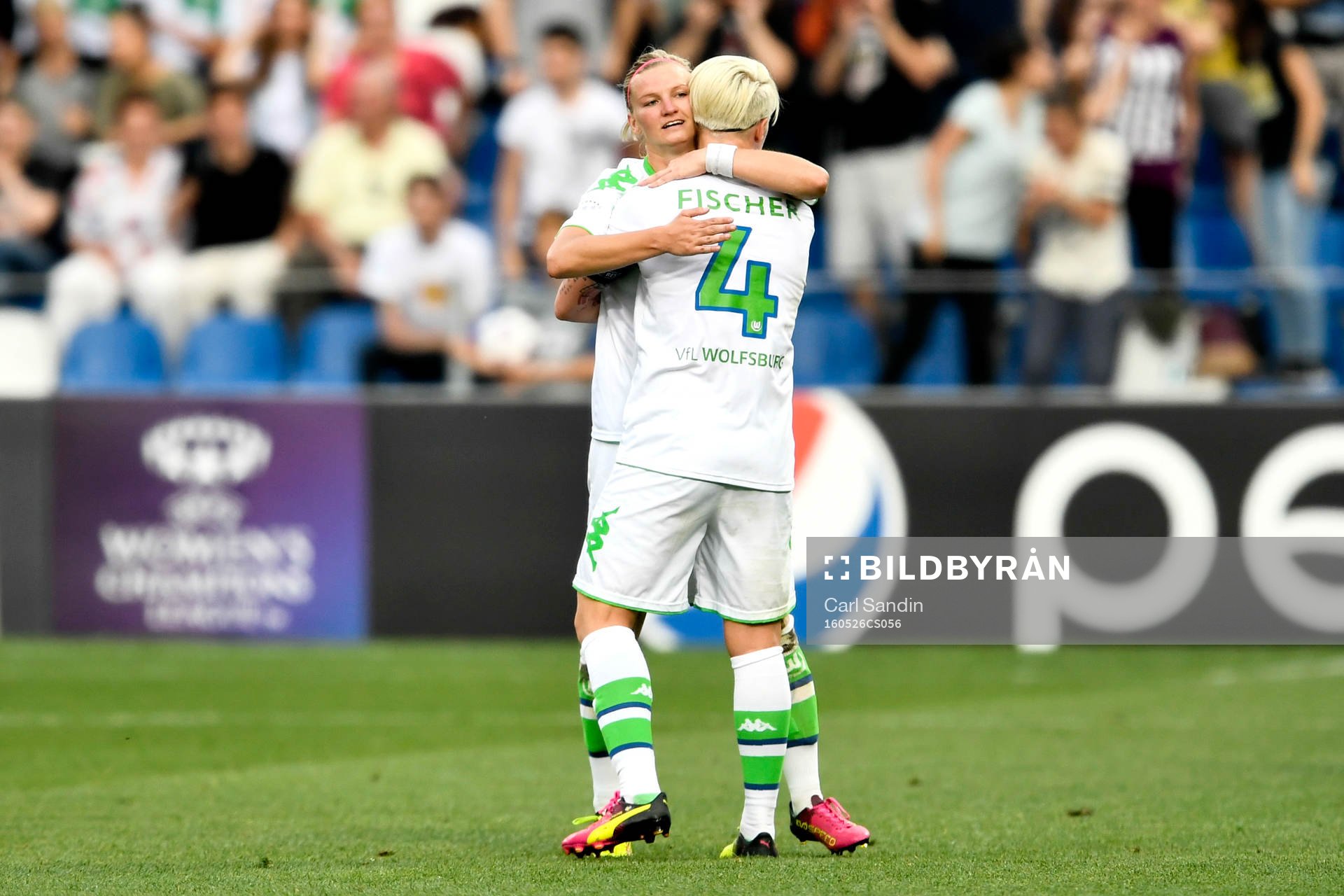 Wolfsburgs Alexandra Popp och Nilla Fischer jublar efter 1-1 av Popp under finalen i Champions League mellan Wolfsburg och Lyon den 26 maj 2016 i Reggio Emilia.