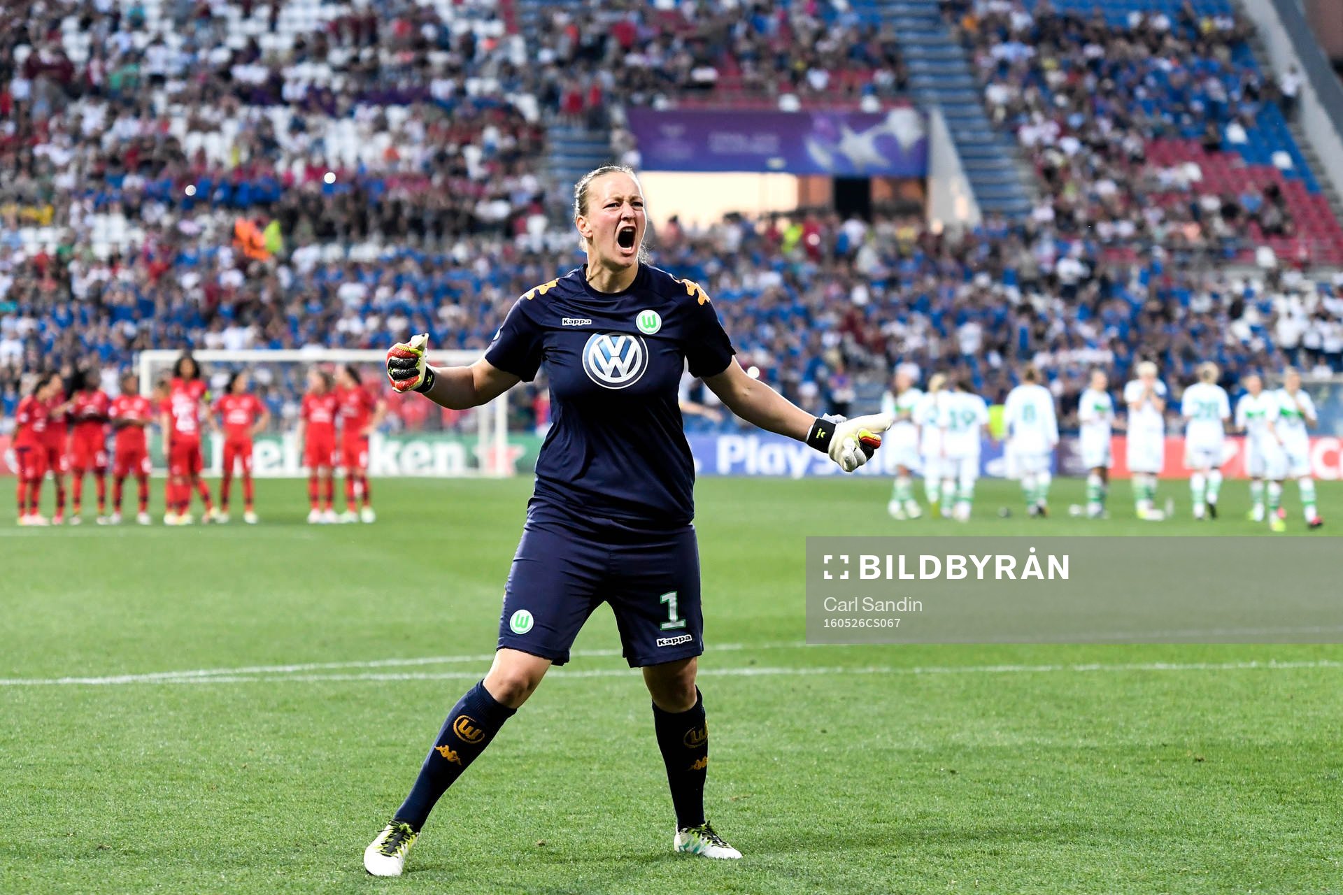 Wolfsburgs målvakt Almuth Schult jublar efter att ha räddat en straff från Lyons Ada Hegerberg under finalen i Champions League mellan Wolfsburg och Lyon den 26 maj 2016 i Reggio Emilia.