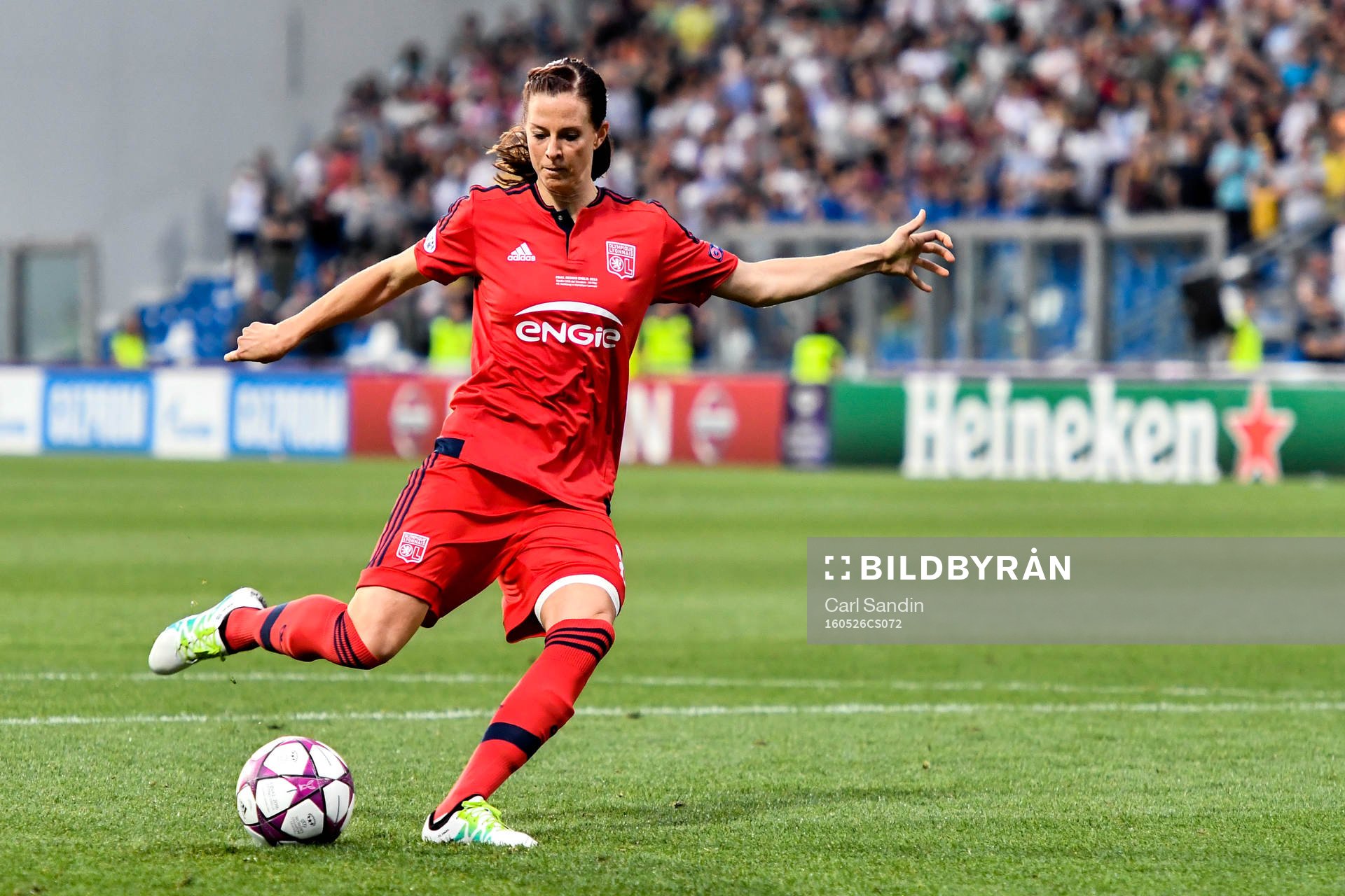 Lyons Lotta Schelin sätter sin straff