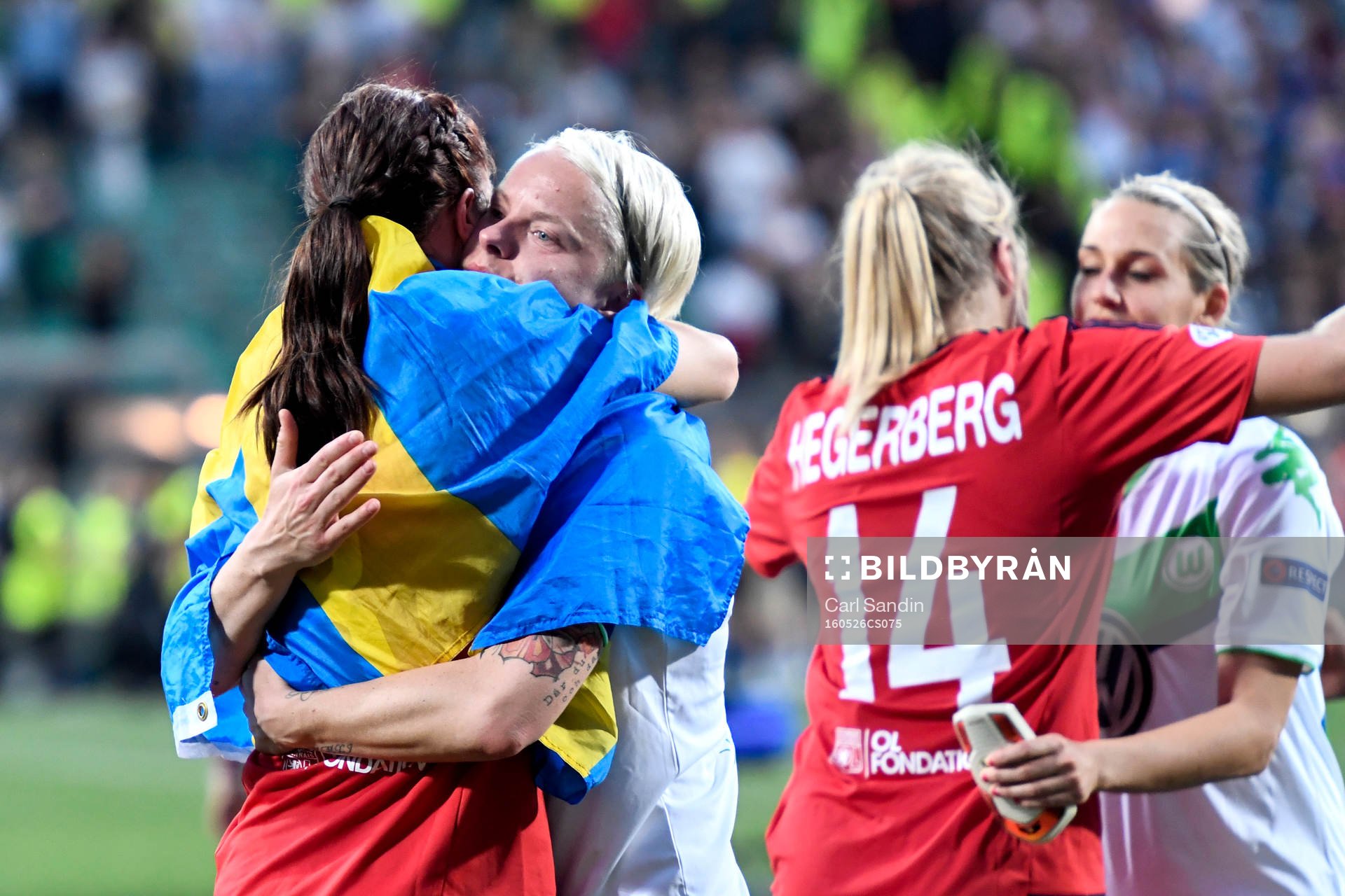 Lyons Lotta Schelin kramar om Wolfsburgs Nilla Fischer