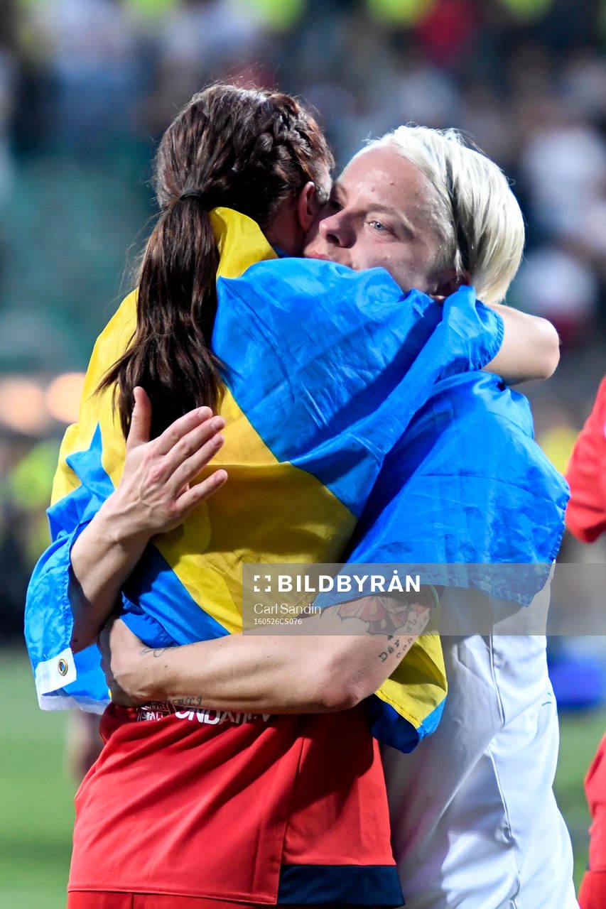 Lyons Lotta Schelin kramar om Wolfsburgs Nilla Fischer