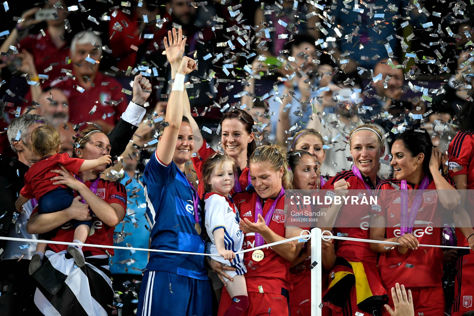 Lyons lag med Lotta Schelin jublar med pokalen