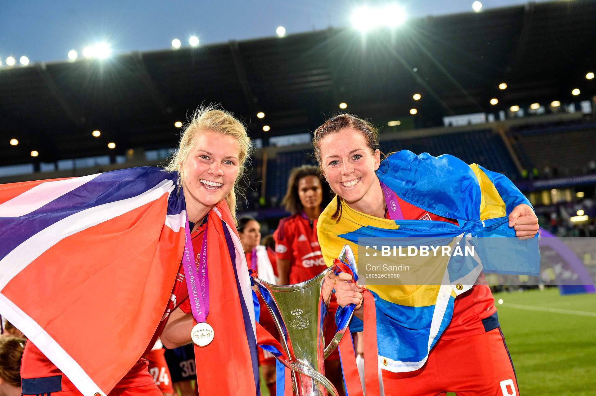 Lyons Ada Hegerberg och Lotta Schelin jublar med pokalen