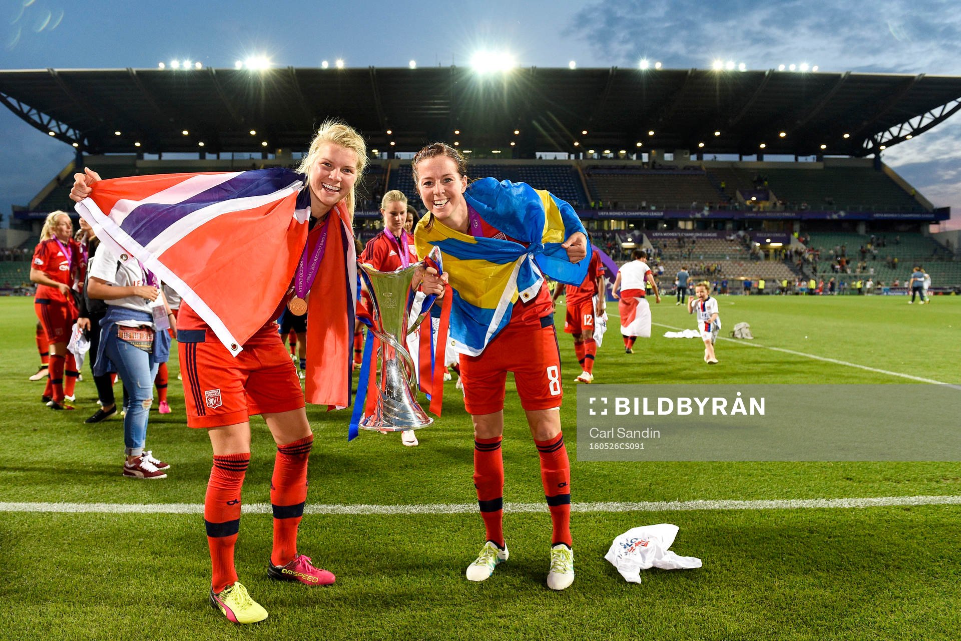 Lyons Ada Hegerberg och Lotta Schelin jublar med pokalen
