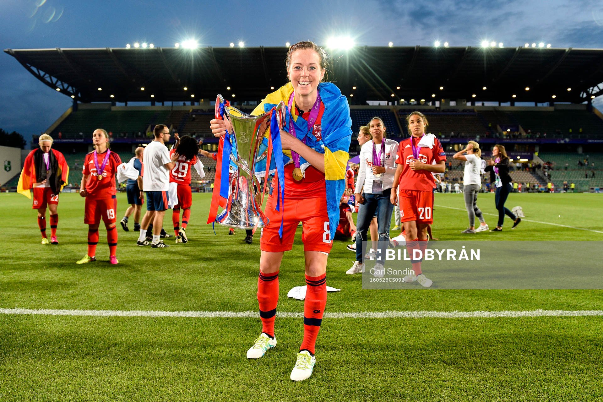 Lotta Schelin jublar med pokalen