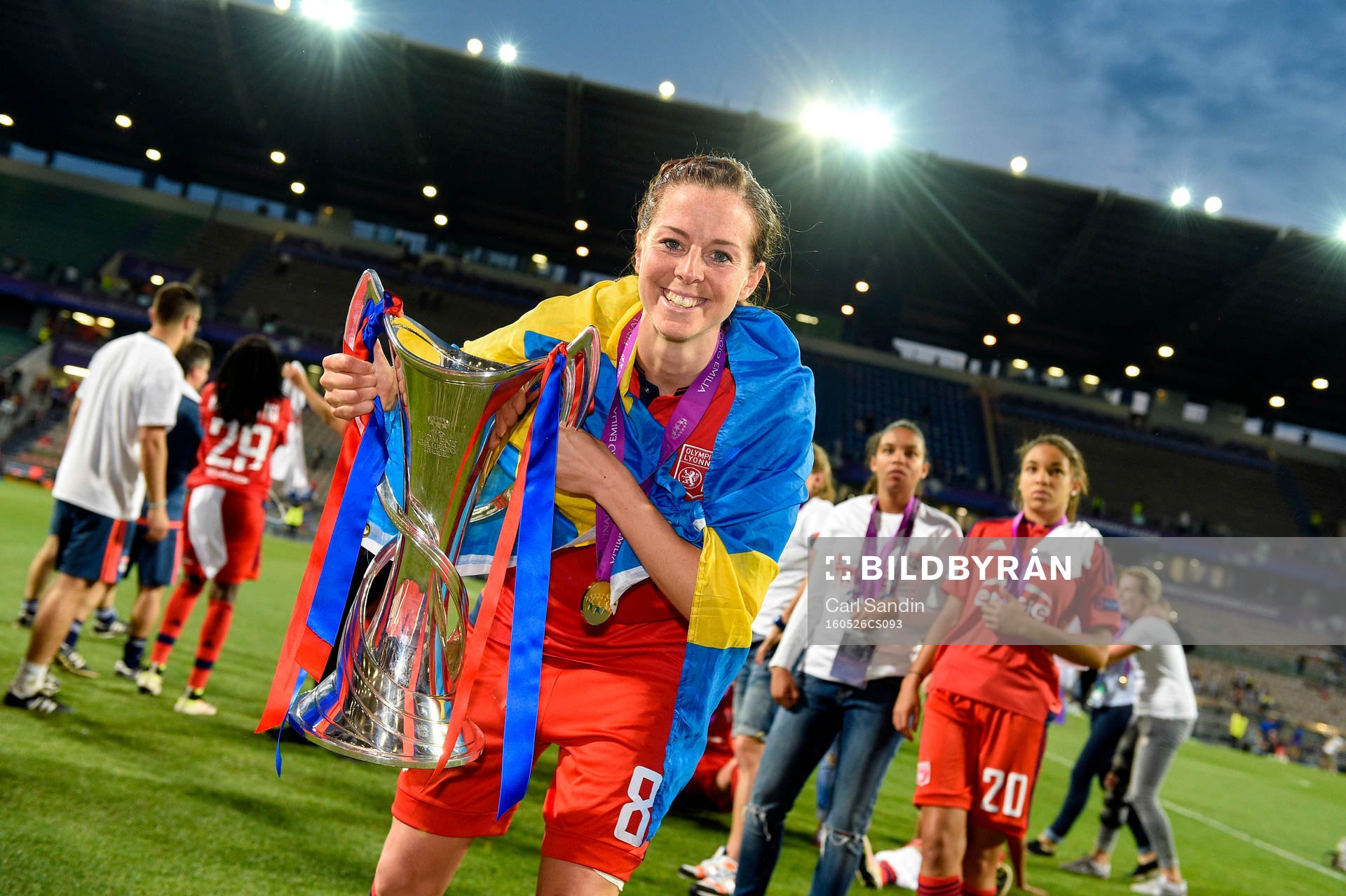 Lotta Schelin jublar med pokalen