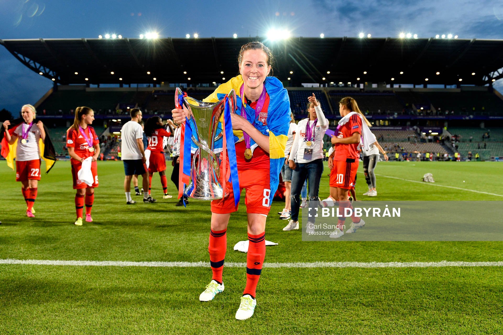 Lotta Schelin jublar med pokalen