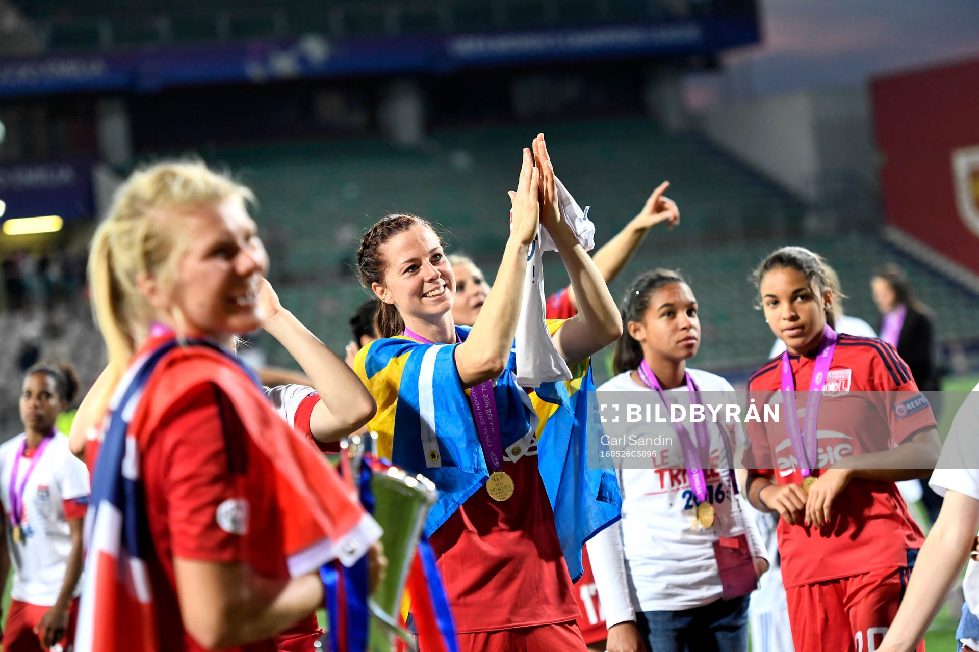 Lyons Lotta Schelin och lagkamraterna jublar med pokalen