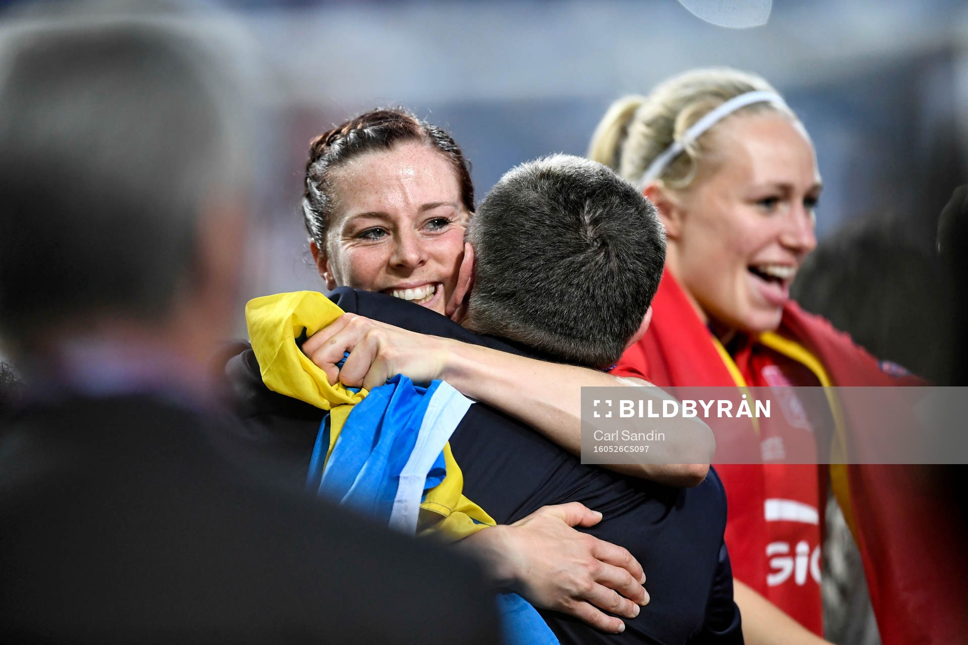 Lyons Lotta Schelin och lagkamraterna jublar med pokalen