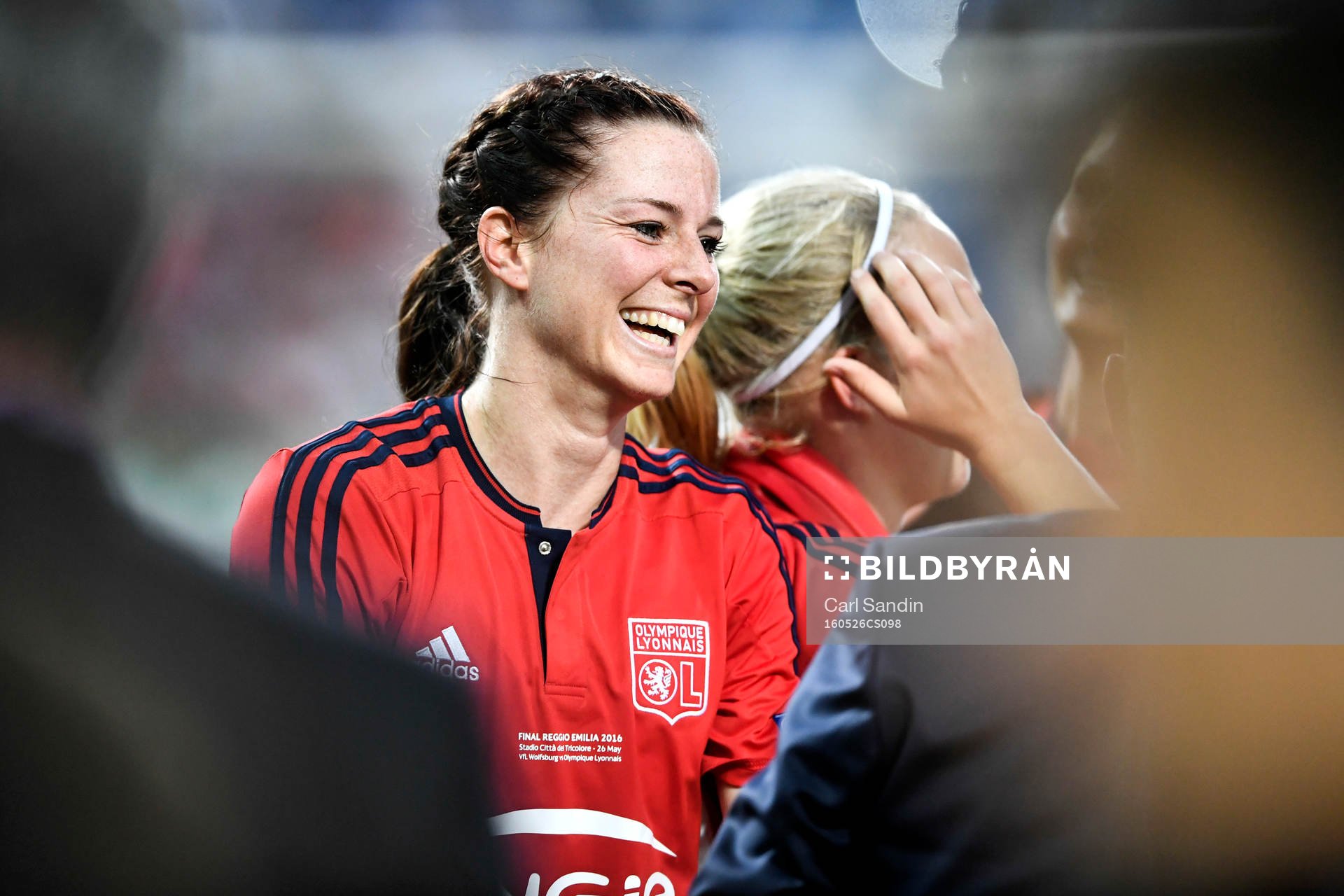 Lyons Lotta Schelin och lagkamraterna jublar med pokalen