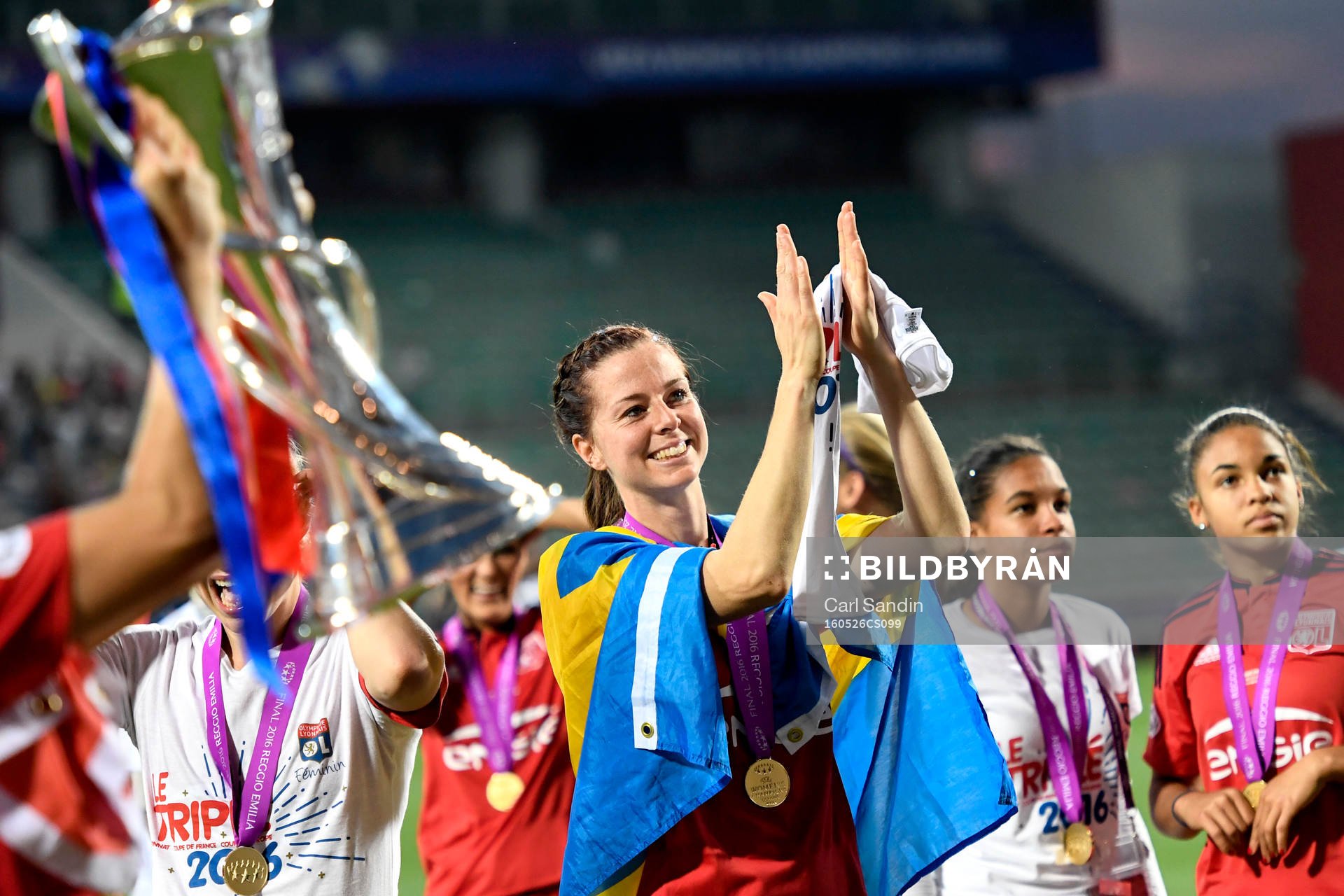 Lyons Lotta Schelin och lagkamraterna jublar med pokalen efter finalen i Champions League mellan Wolfsburg och Lyon den 26 maj 2016 i Reggio Emilia.