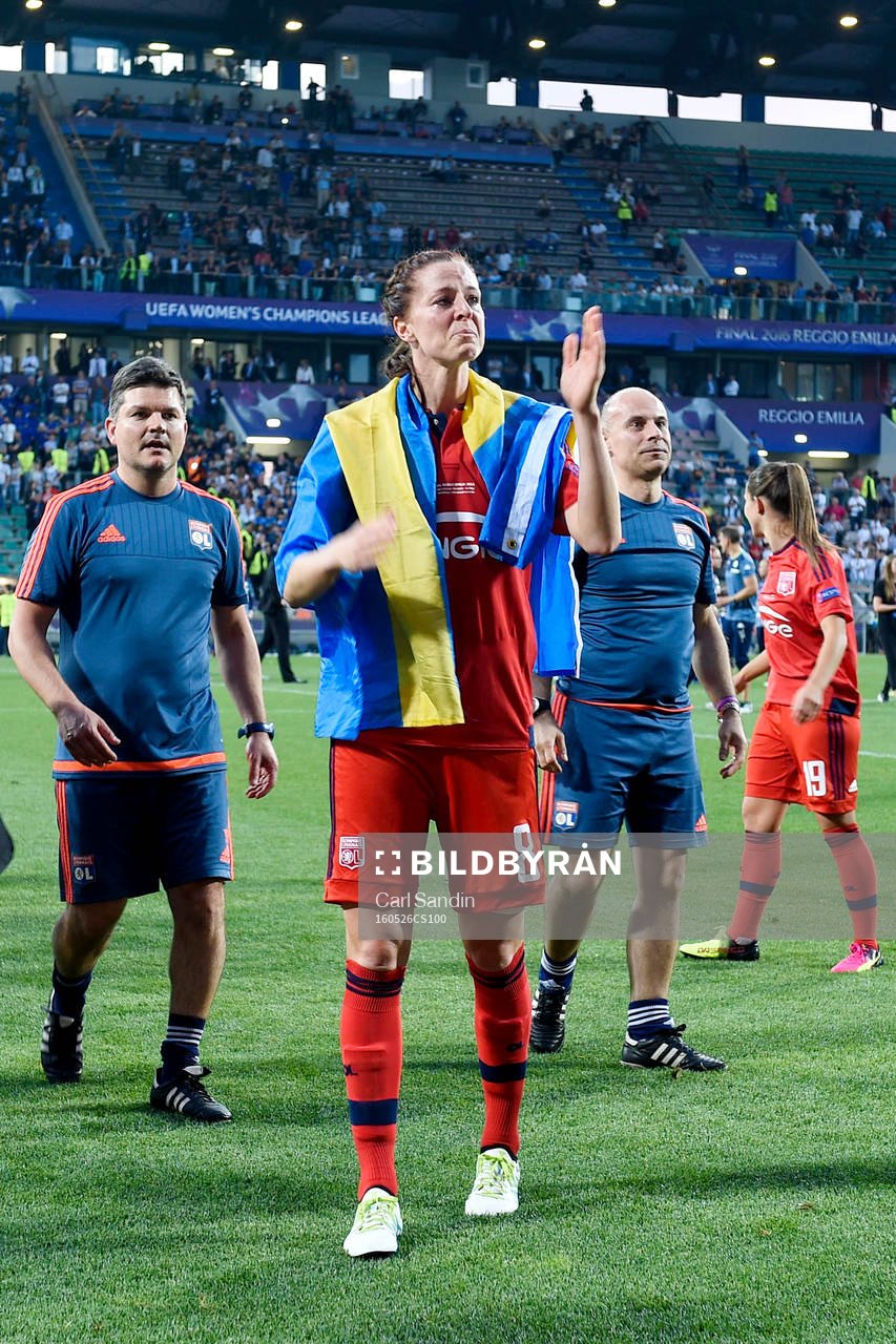 Lyons Lotta Schelin och lagkamraterna jublar med pokalen