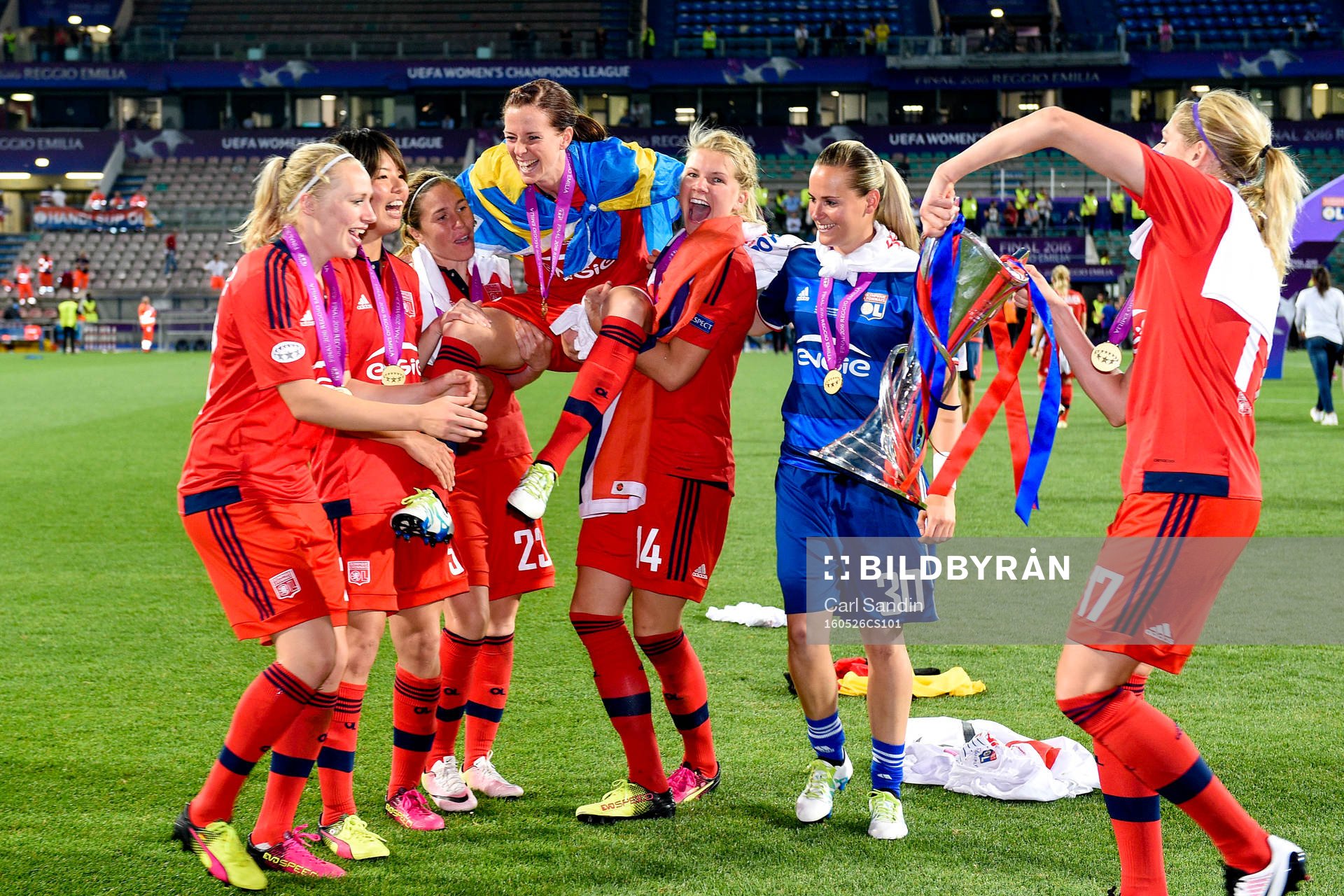 Lyons Lotta Schelin och lagkamraterna jublar med pokalen