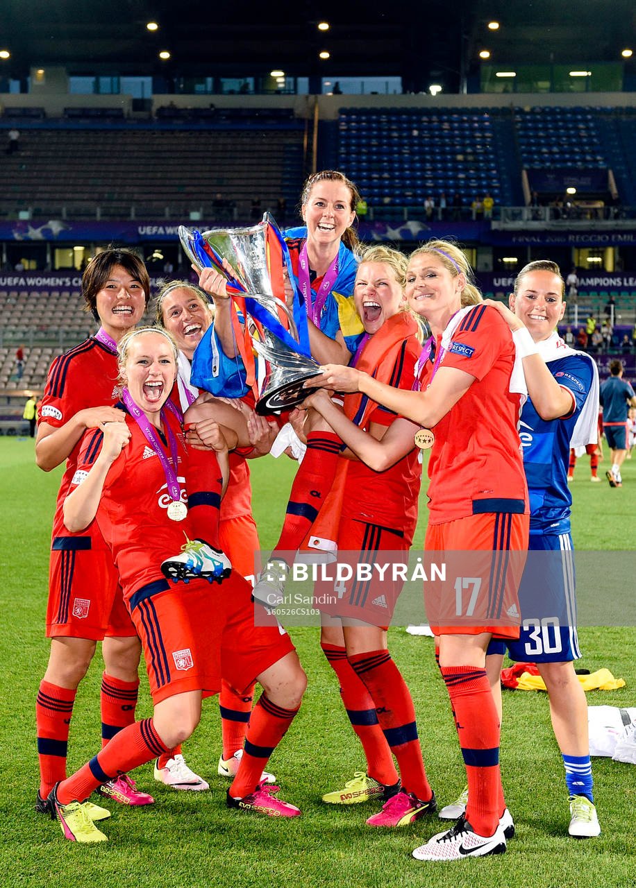 Lyons Lotta Schelin och lagkamraterna jublar med pokalen