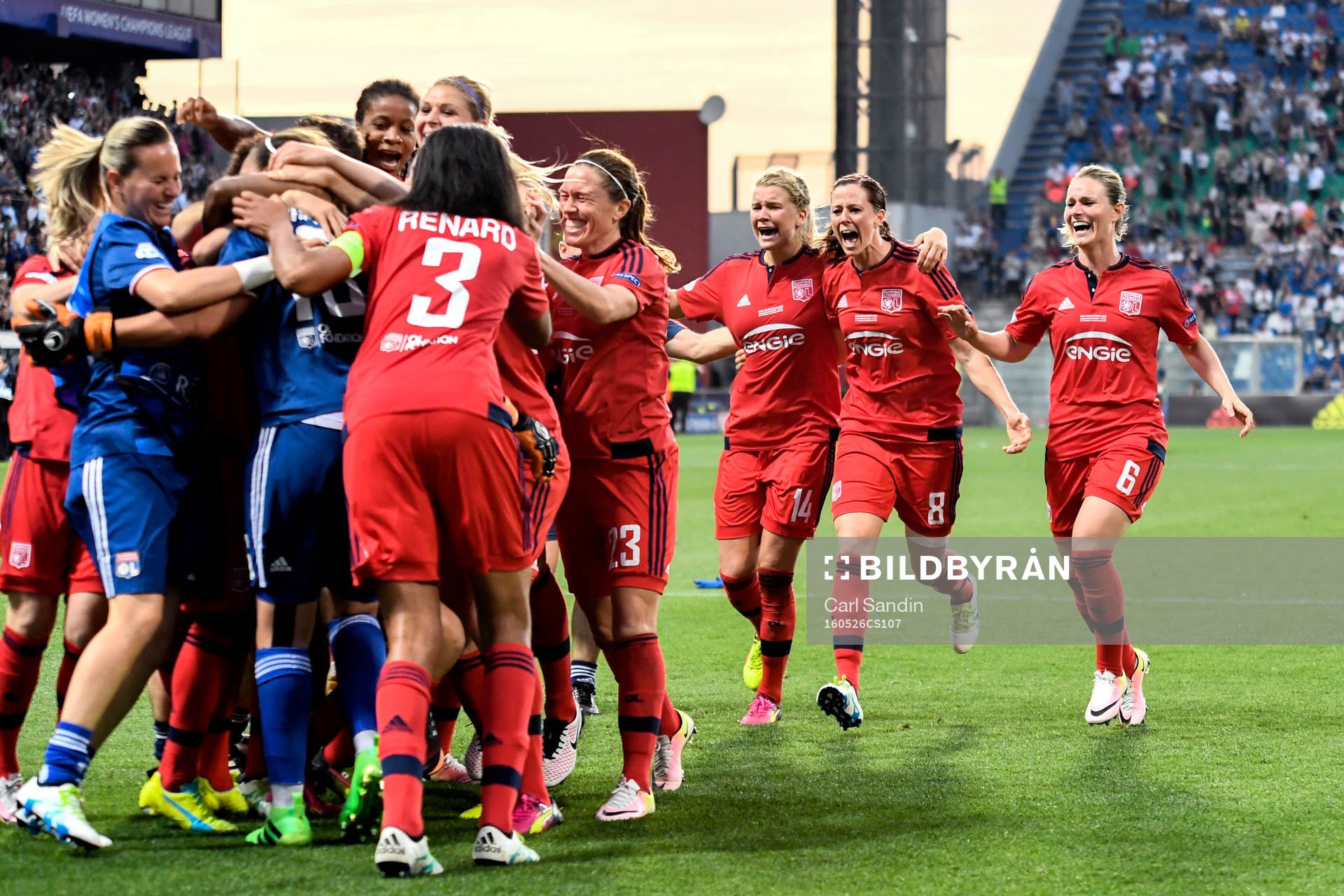Lyons Lotta Schelin jublar med lagkamraterna