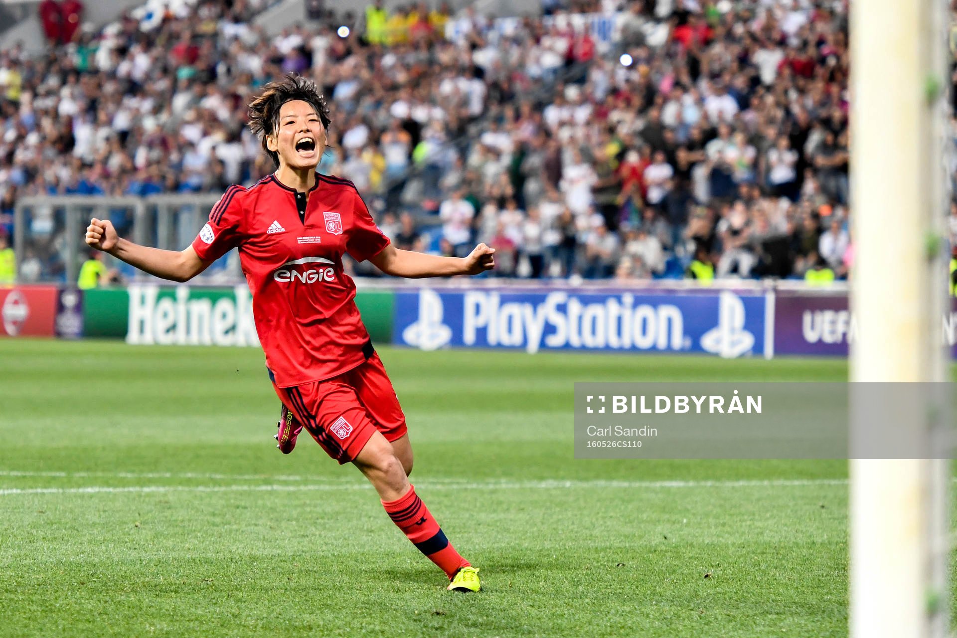 Lyons Saki Kumagai jublar efter att ha slagit in den avgörande straffen under finalen i Champions League mellan Wolfsburg och Lyon den 26 maj 2016 i Reggio Emilia.