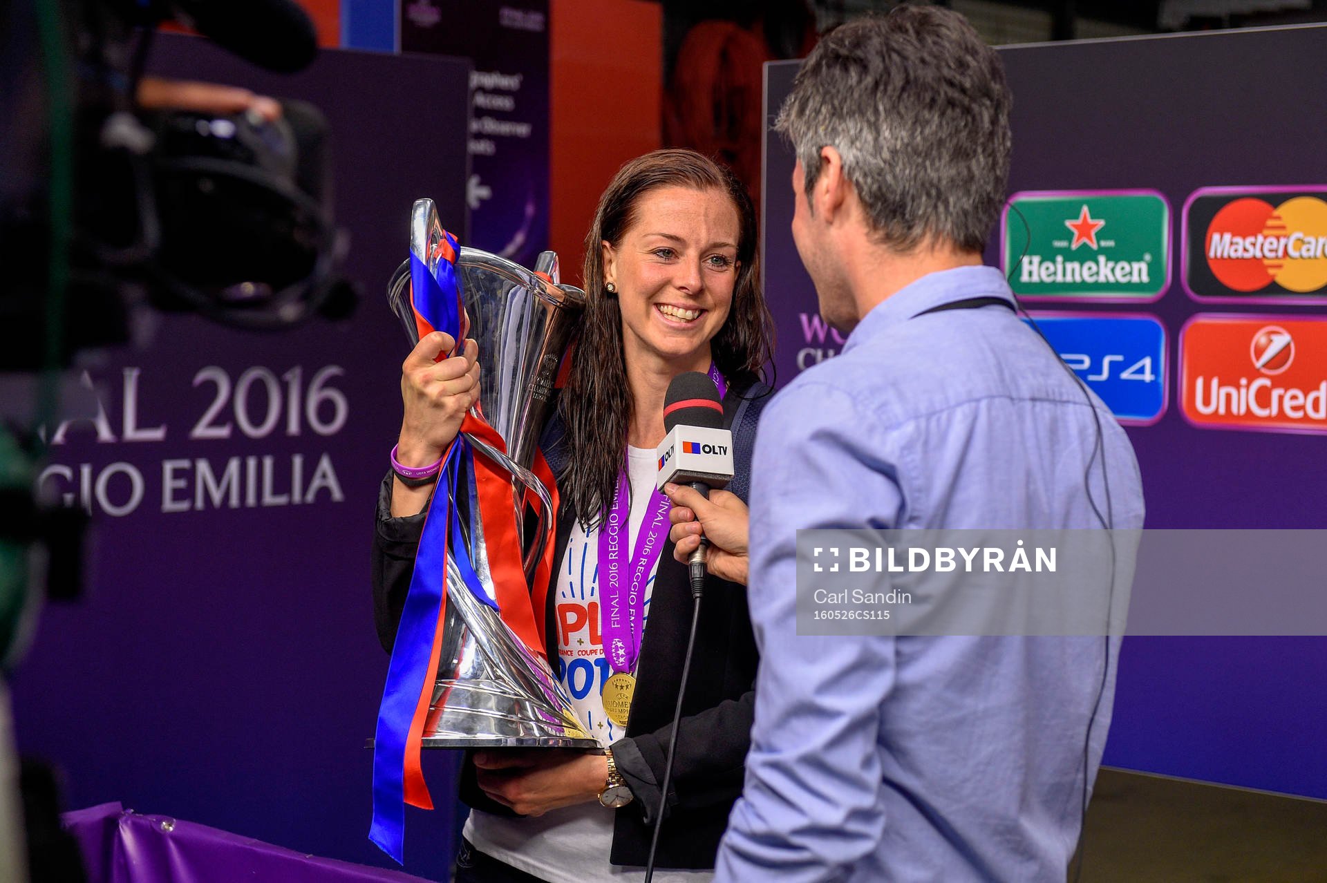 Lyons Lotta Schelin med pokal