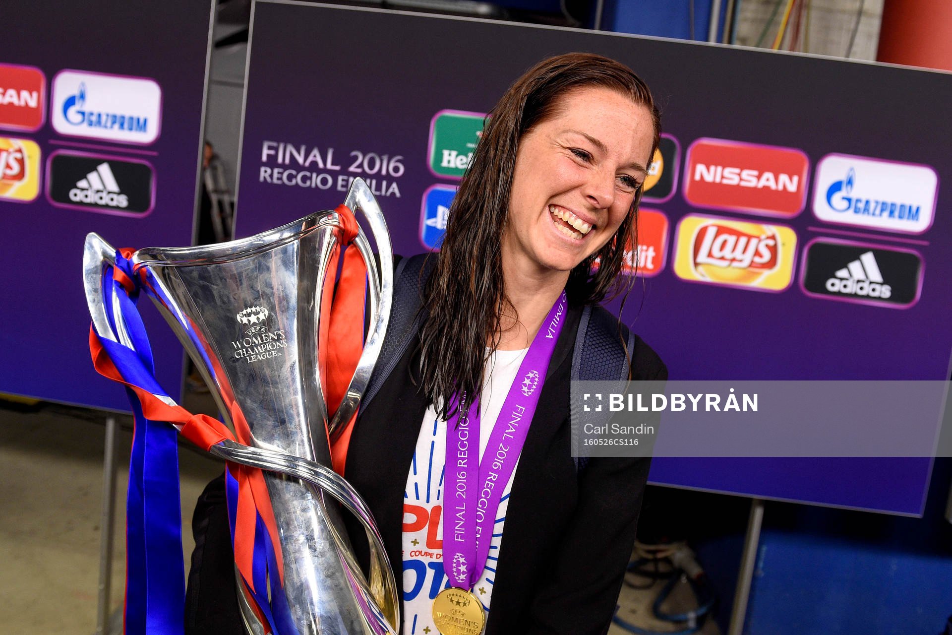 Lyons Lotta Schelin jublar med pokalen