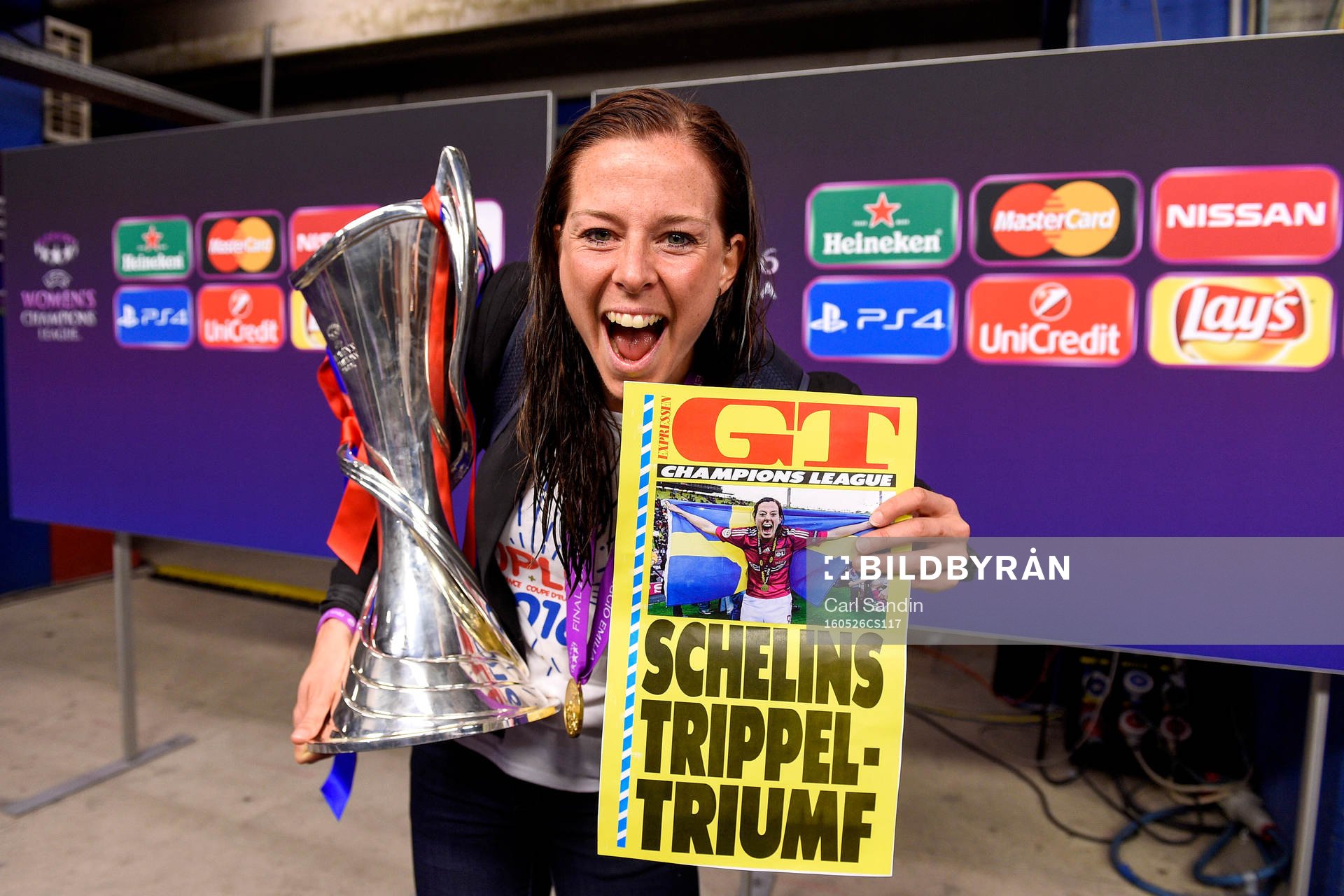 Lyons Lotta Schelin jublar med pokalen och en löpsedel