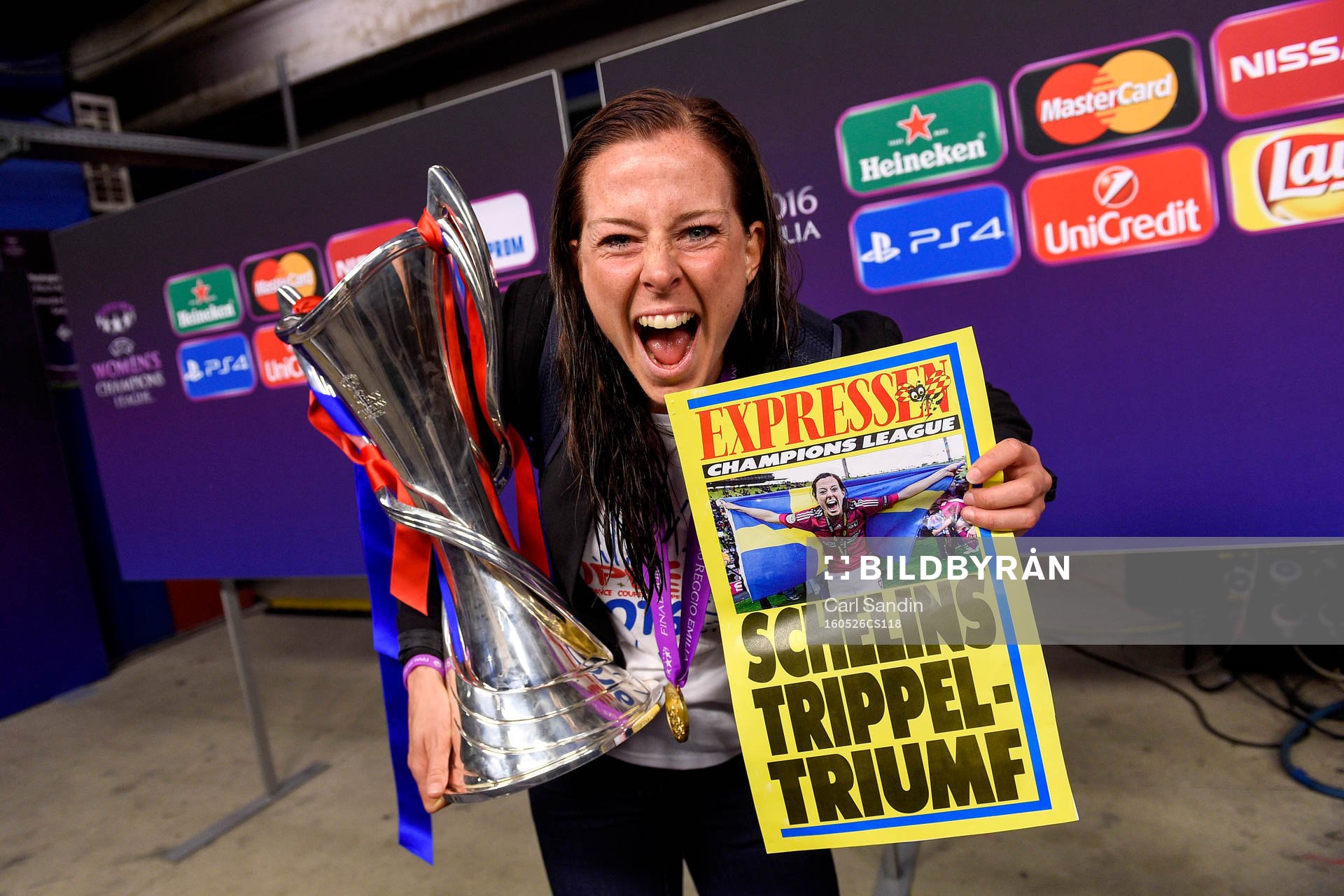 Lyons Lotta Schelin jublar med pokalen och en löpsedel