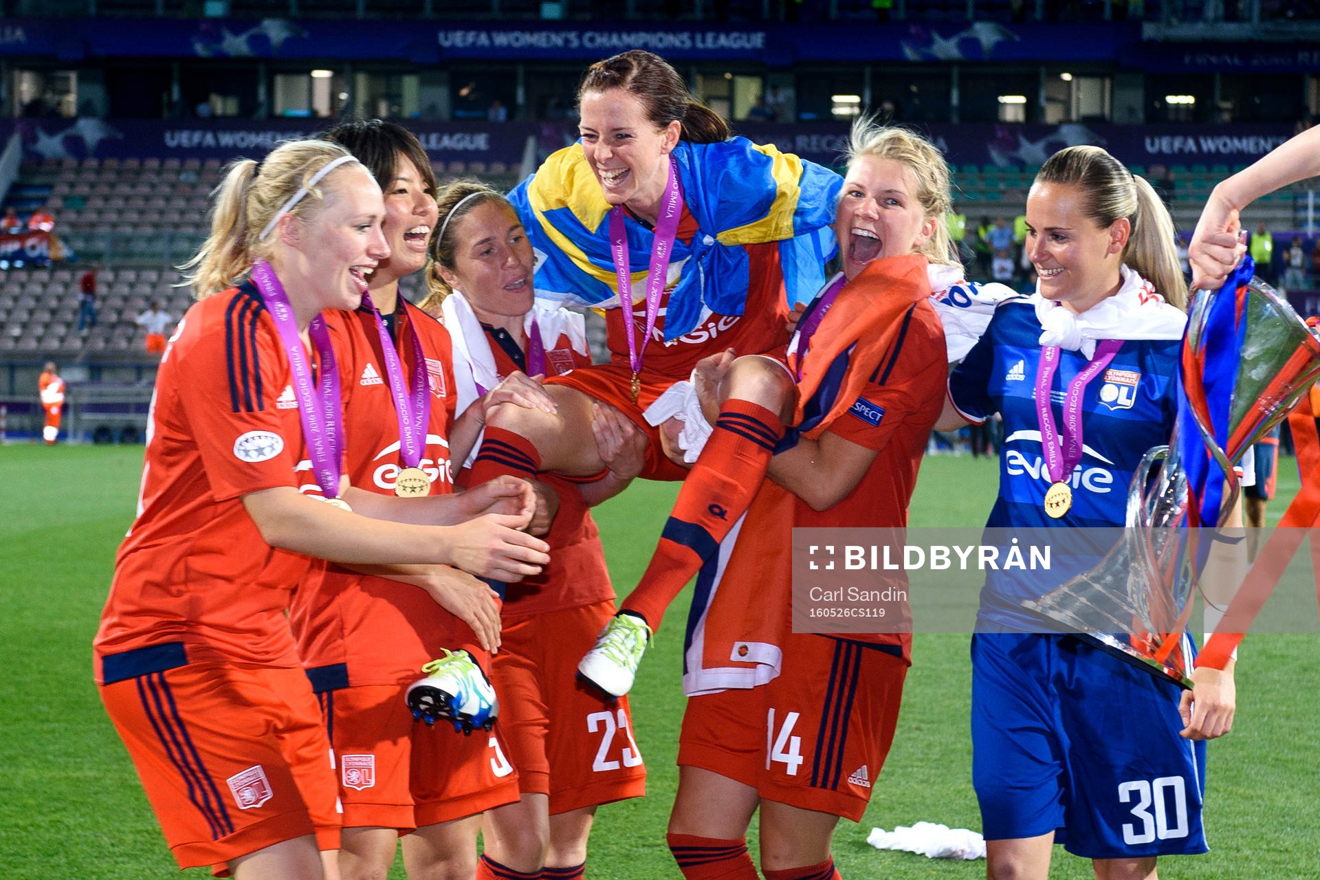 Lagkamraterna hissar Lyons Lotta Schelin