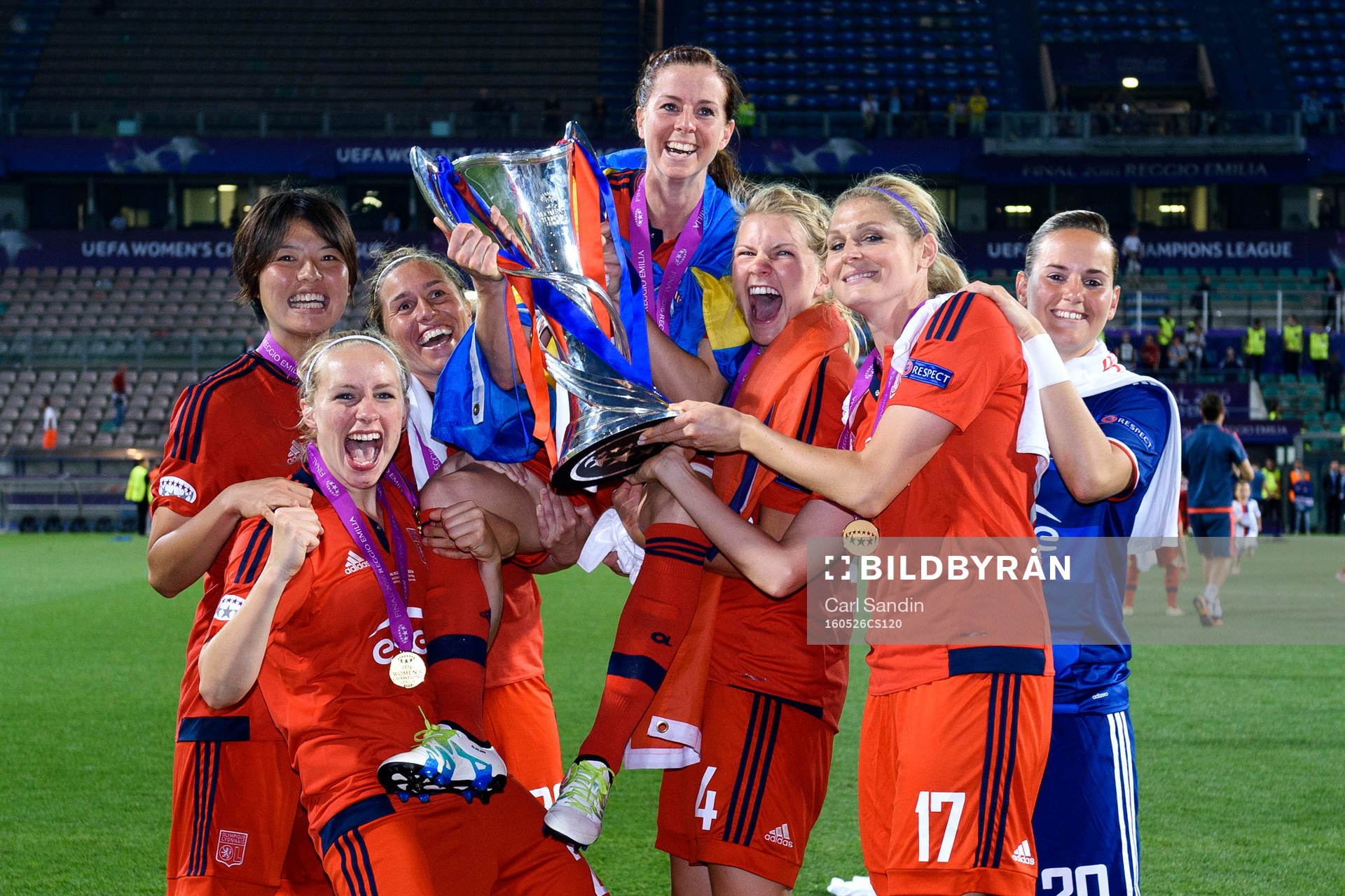 Lagkamraterna hissar Lyons Lotta Schelin
