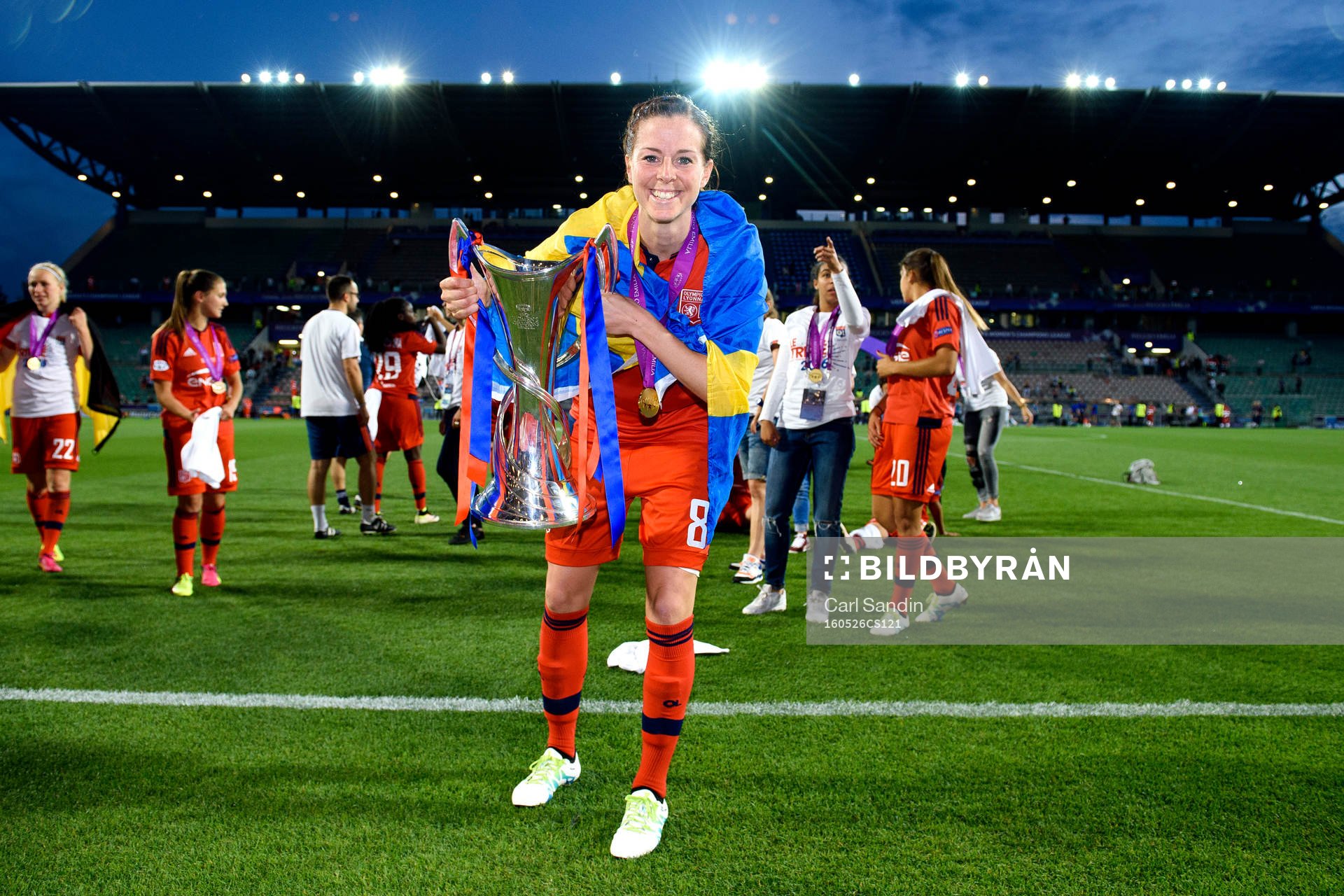 Lyons Lotta Schelin med pokalen