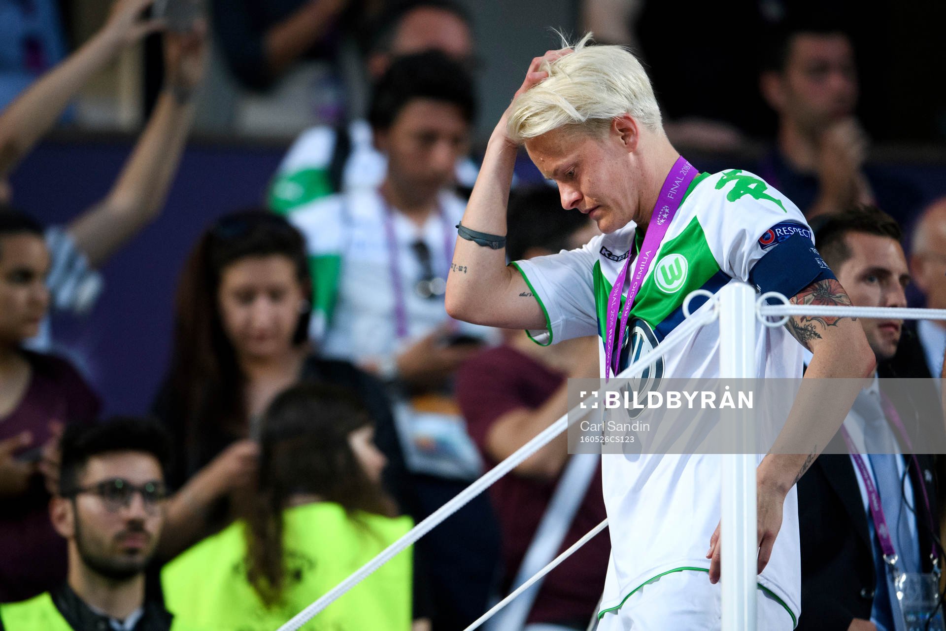 Wolfsburgs Nilla Fischer deppar med silvermedaljen runt