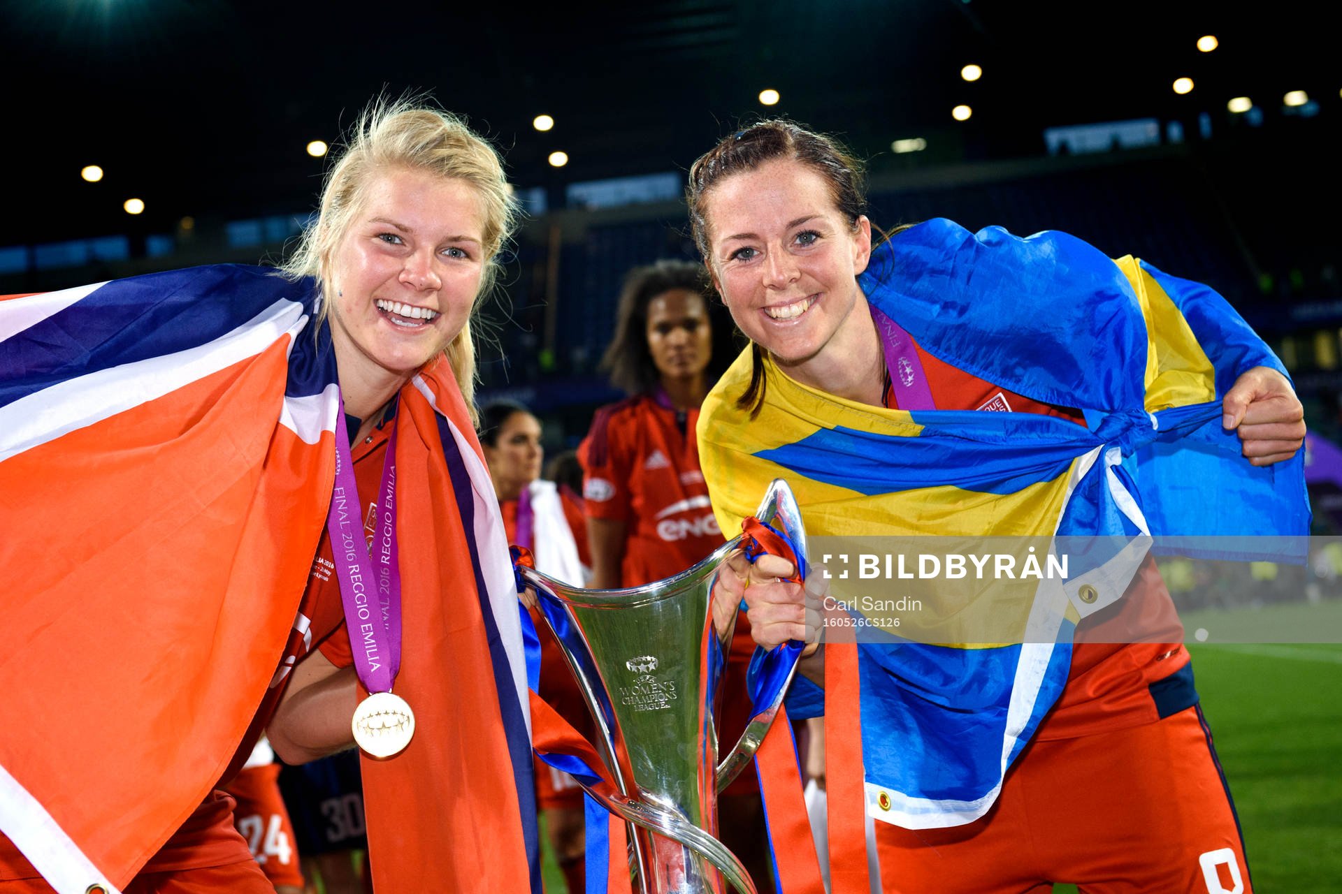 Lyons Ada Hegerberg och Lotta Schelin jublar tillsammans