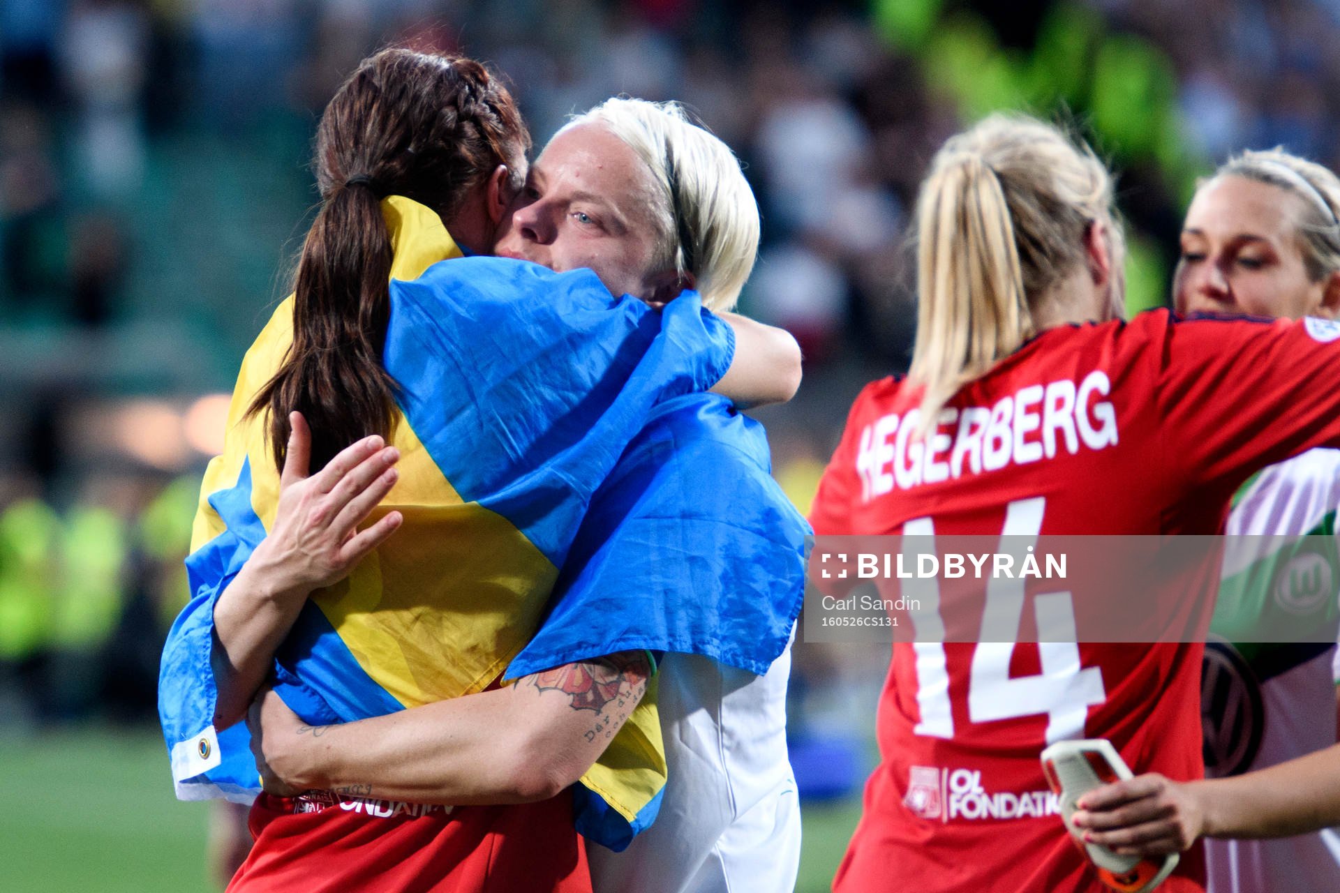 Lyons Lotta Schelin kramar om Wolfsburgs Nilla Fischer