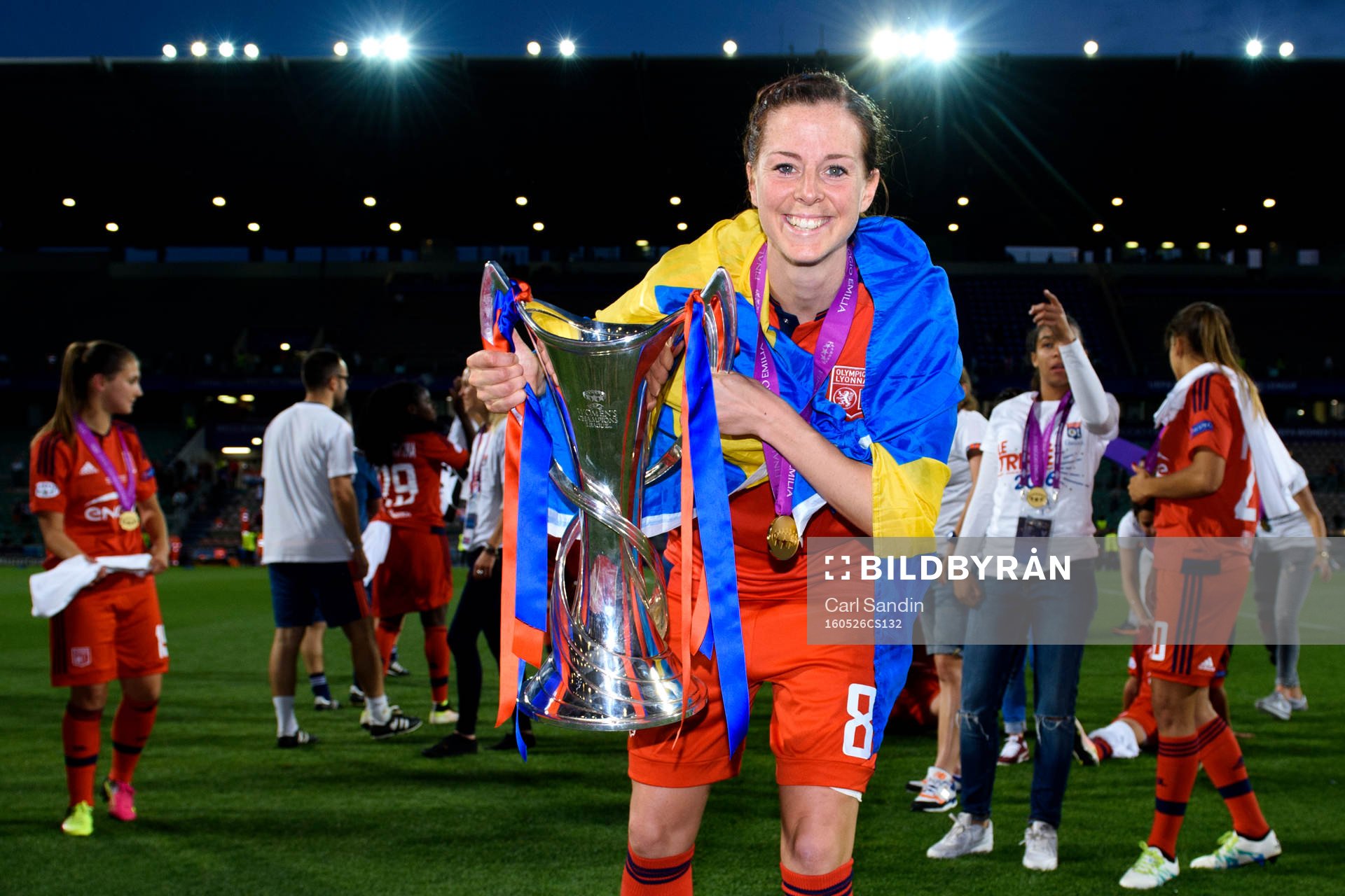 Lyons Lotta Schelin jublar med pokalen