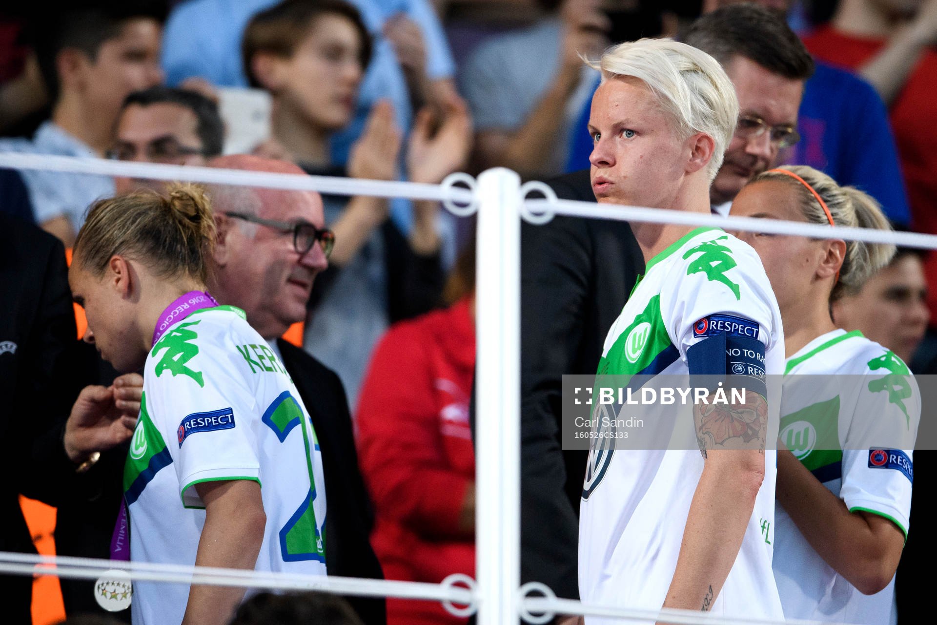 Wolfsburgs Nilla Fischer väntar på att få sin