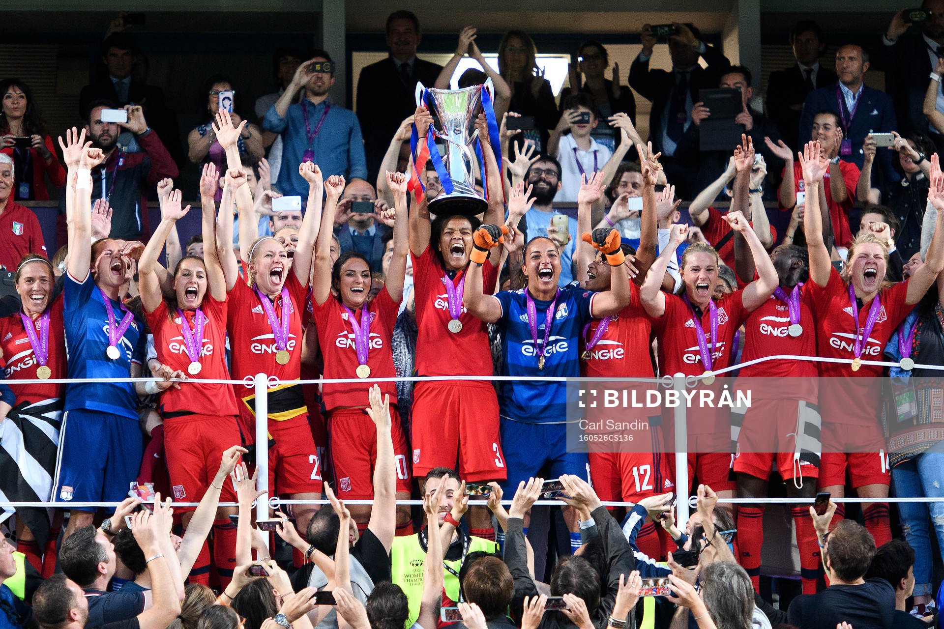 Lyons Wendie Renard höjer pokalen och jublar med sina