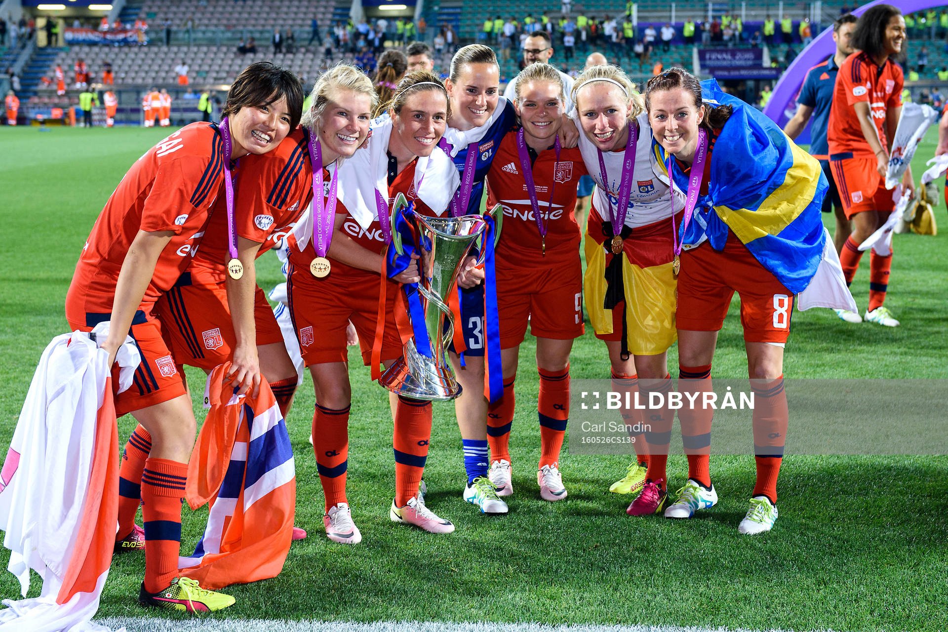 Lyons Saki Kumagai, Ada Hegerberg, Camille Abily, målvakt Méline Gérard, Eugénie Le Sommer, Pauline Bremer och Lotta Schelin jublar tillsammans efter finalen i Champions League mellan Wolfsburg och Lyon den 26 maj 2016 i Reggio Emilia.